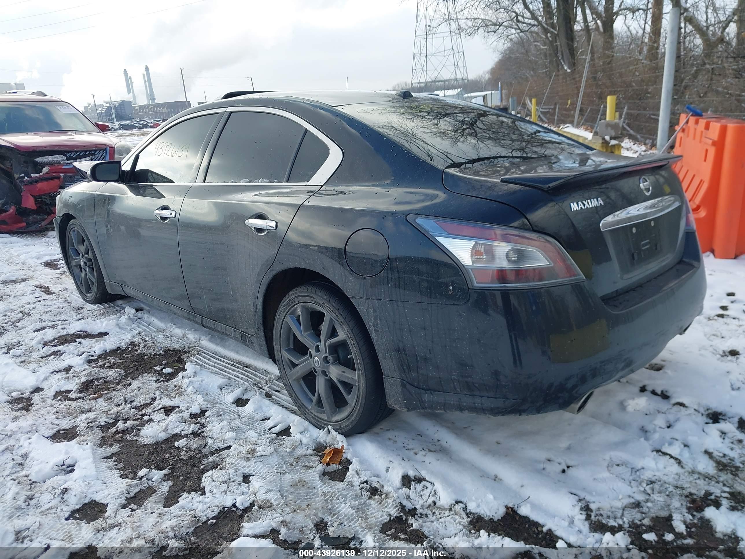 NISSAN MAXIMA image 3