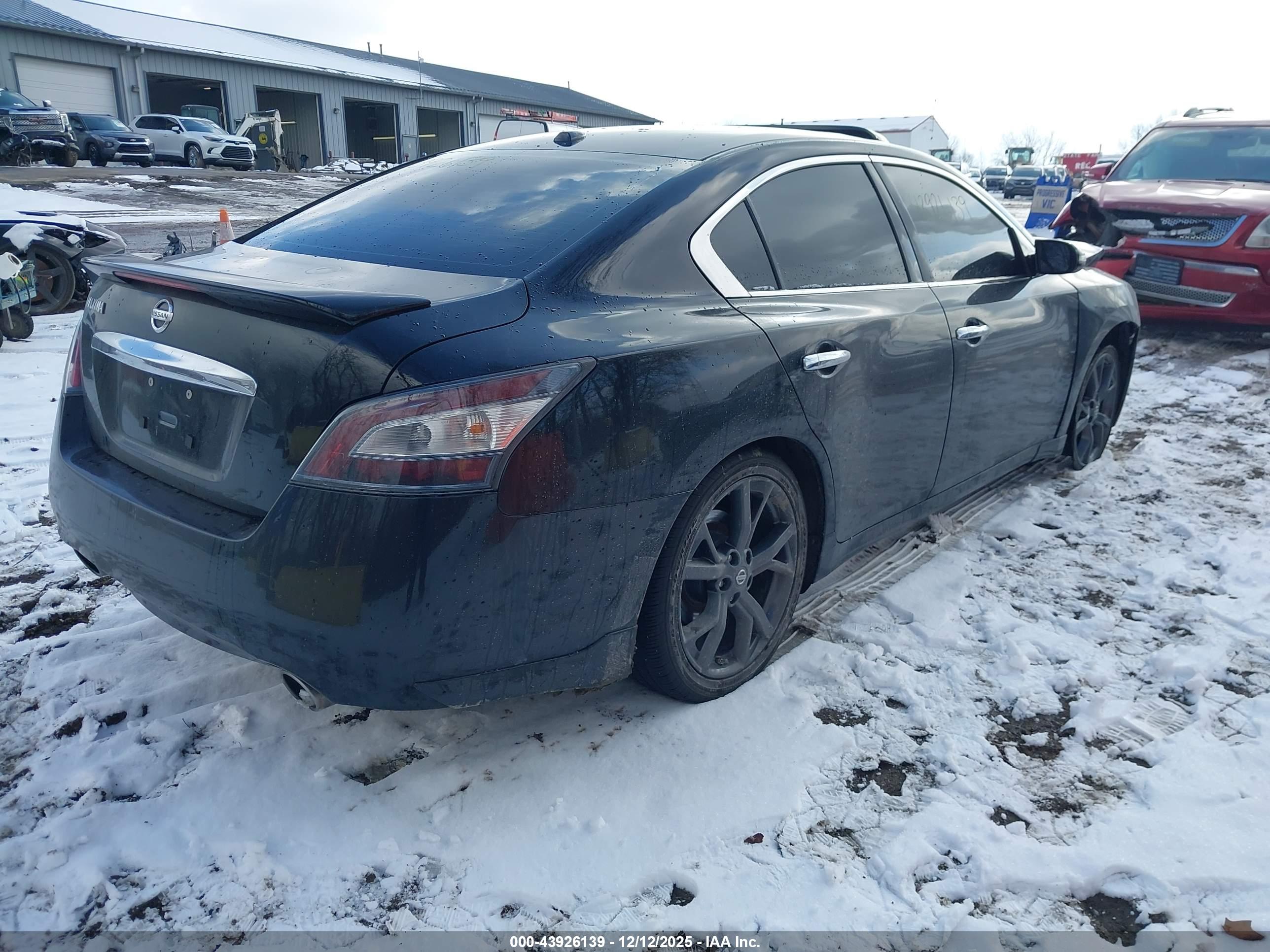 NISSAN MAXIMA image 4