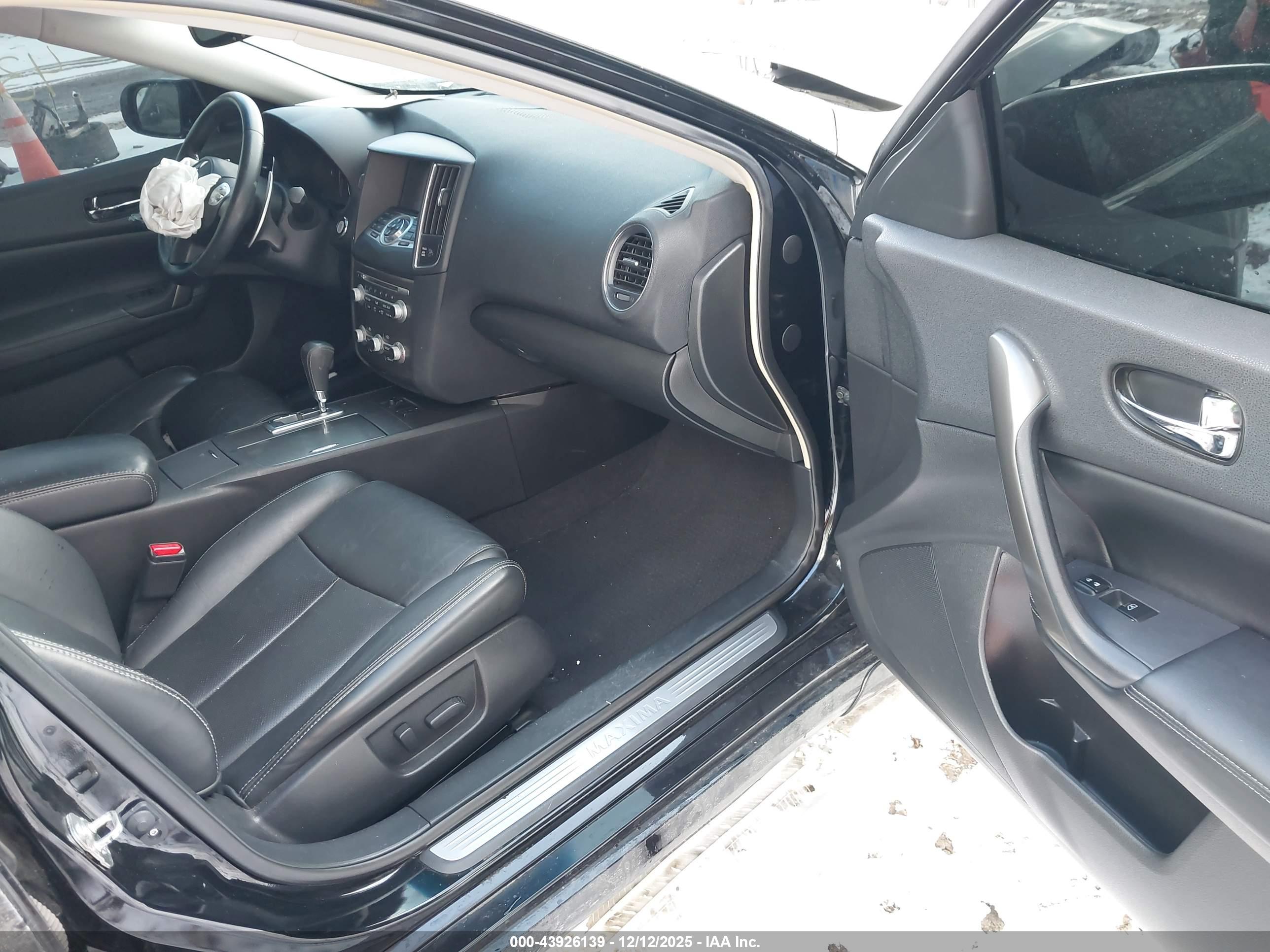 NISSAN MAXIMA image 5