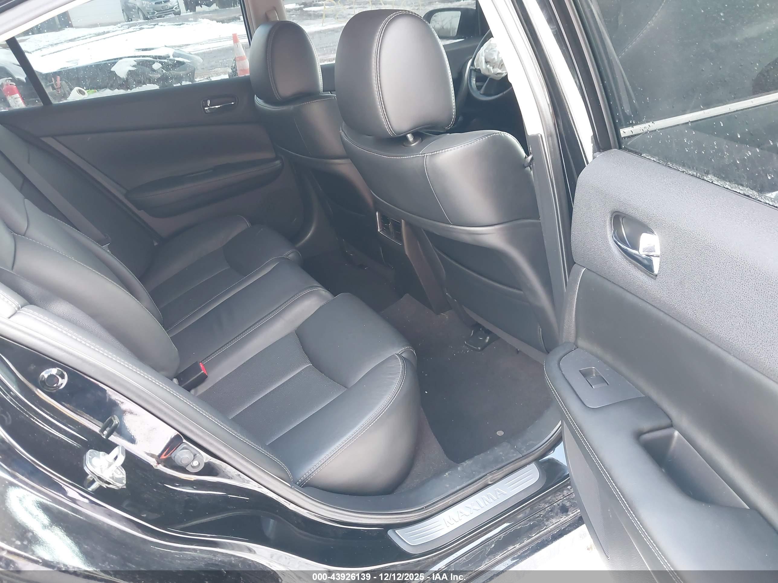 NISSAN MAXIMA image 8