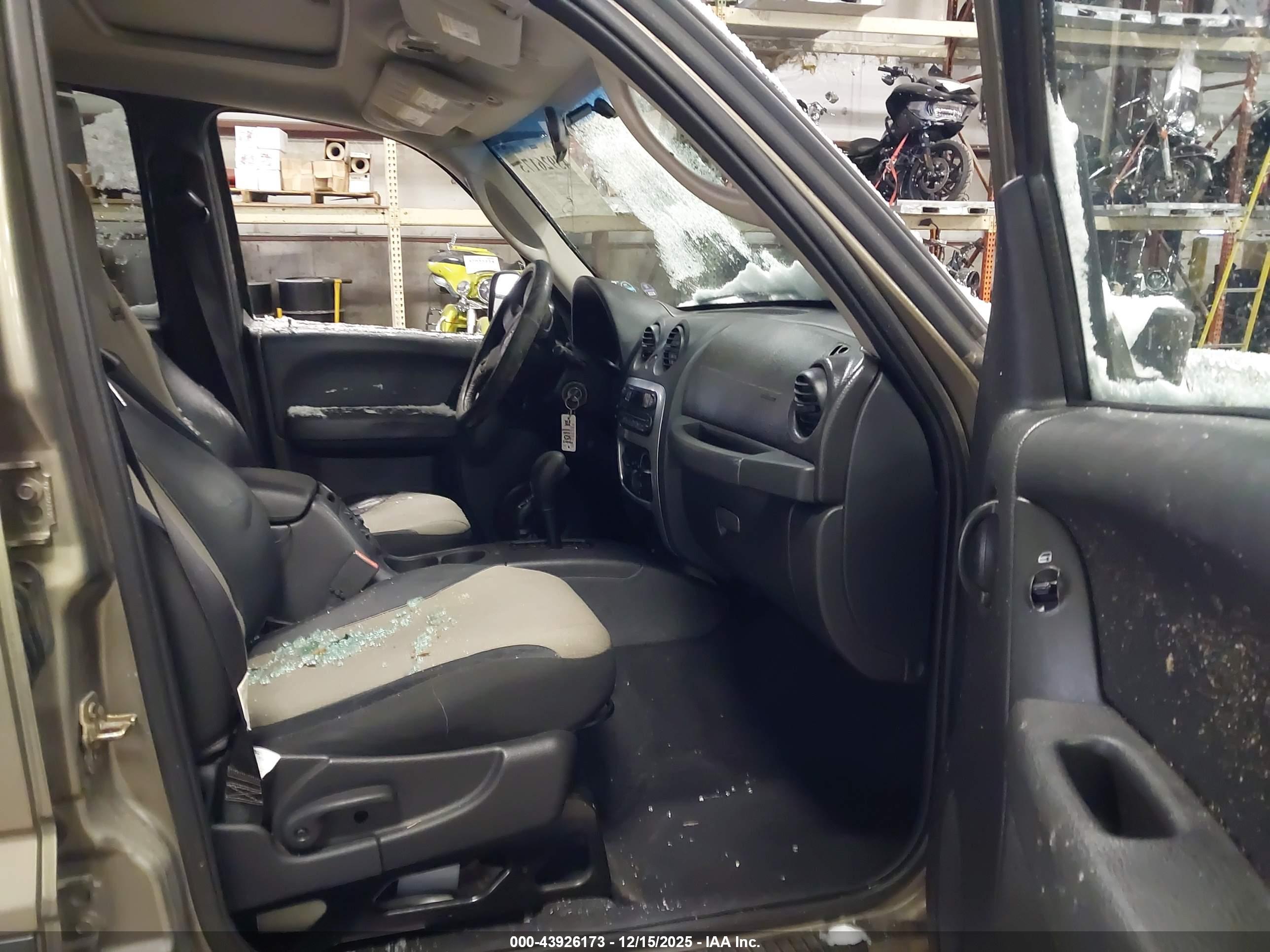 JEEP LIBERTY image 5