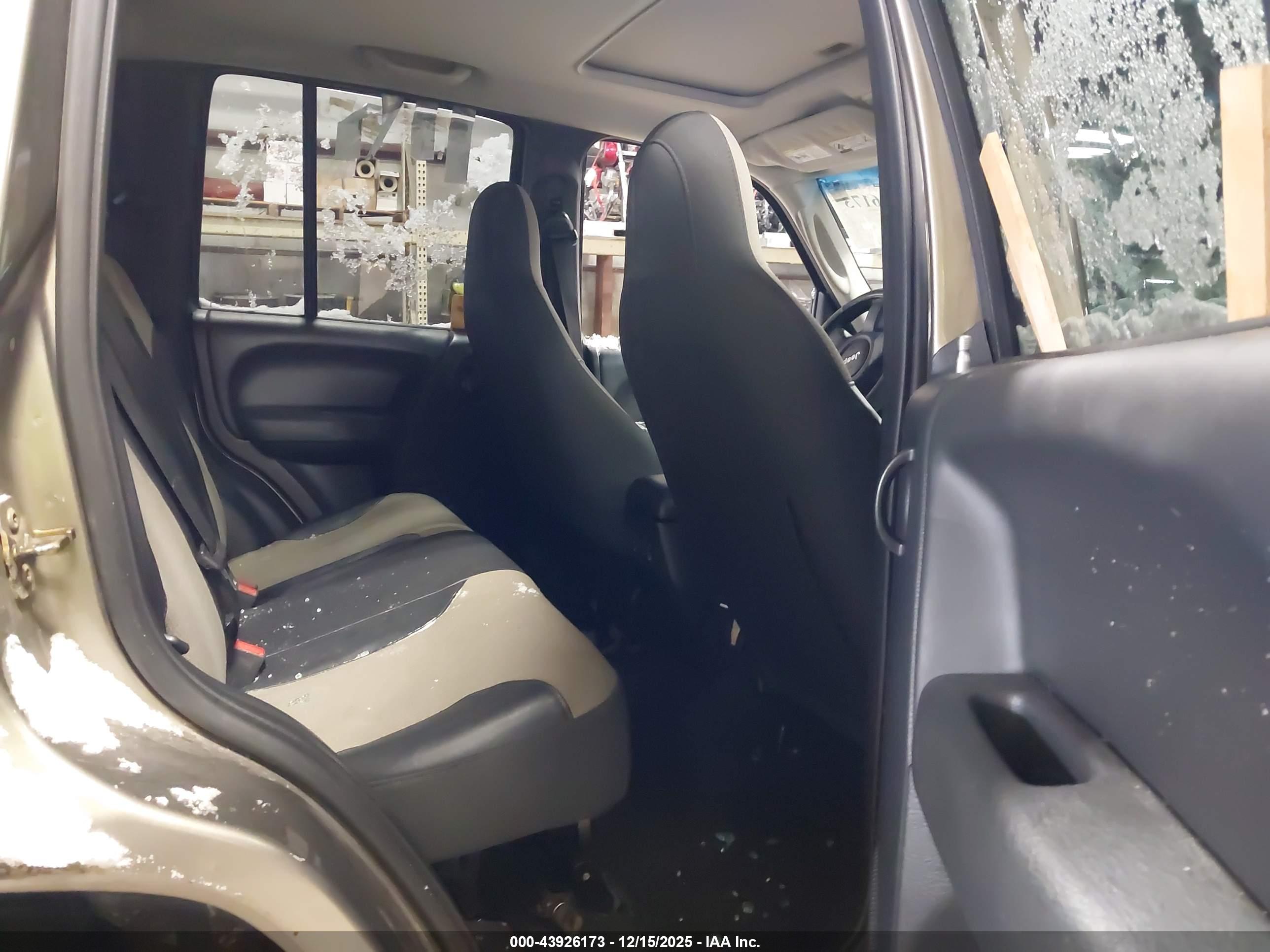 JEEP LIBERTY image 8