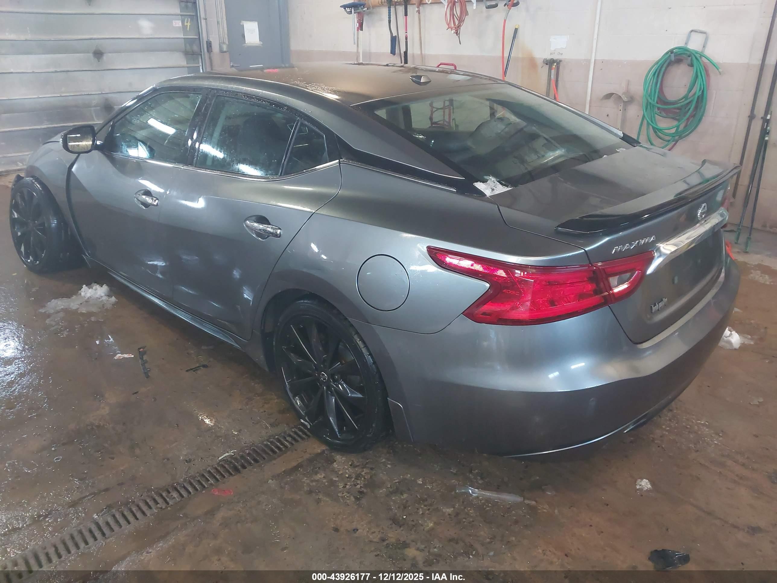 NISSAN MAXIMA image 3