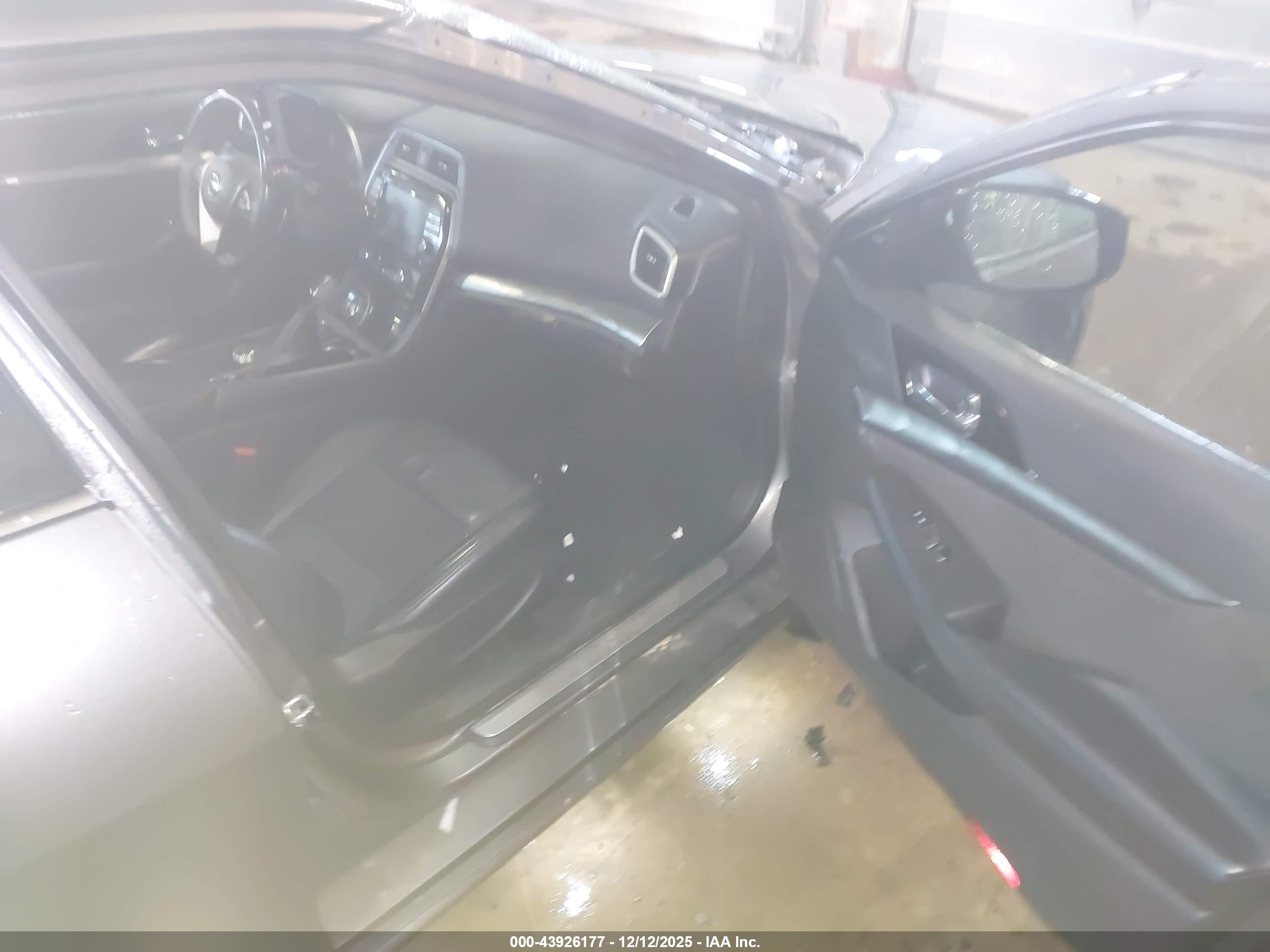 NISSAN MAXIMA image 5