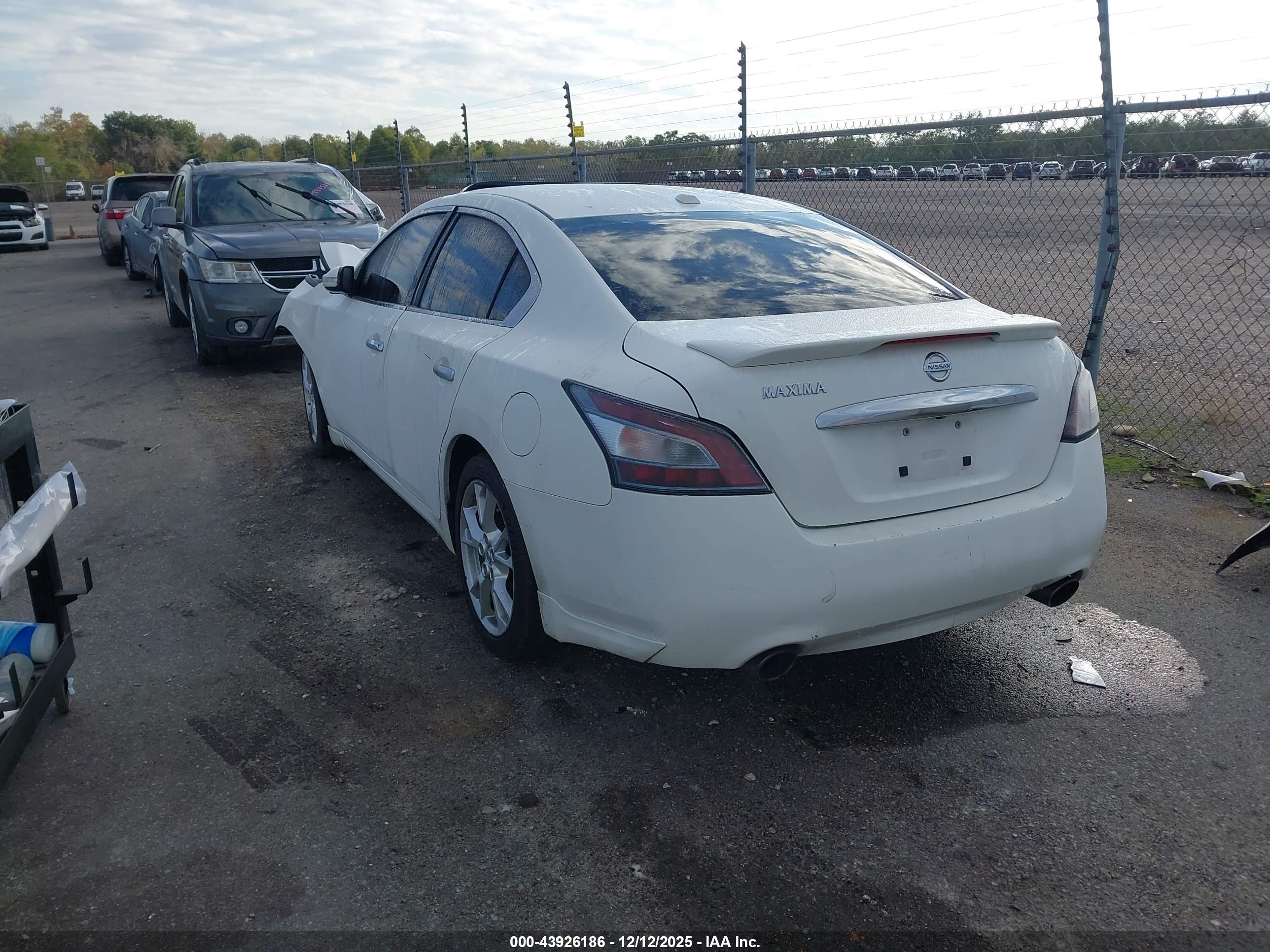 NISSAN MAXIMA image 3