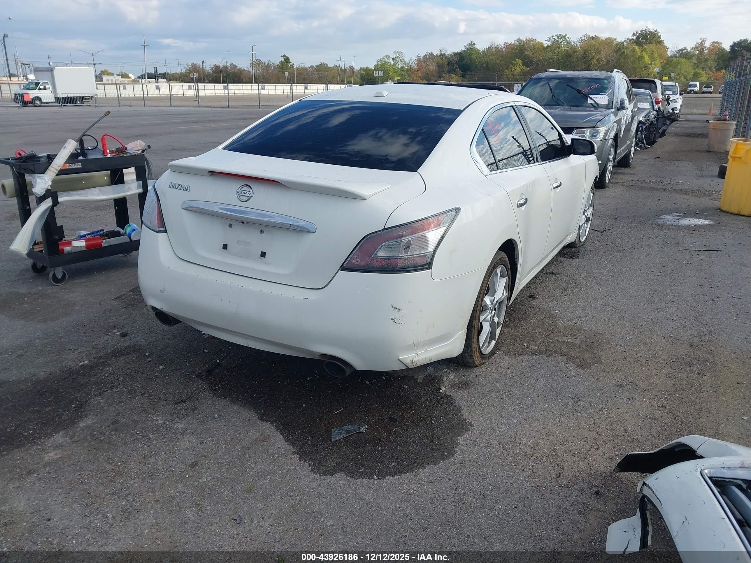 NISSAN MAXIMA image 4