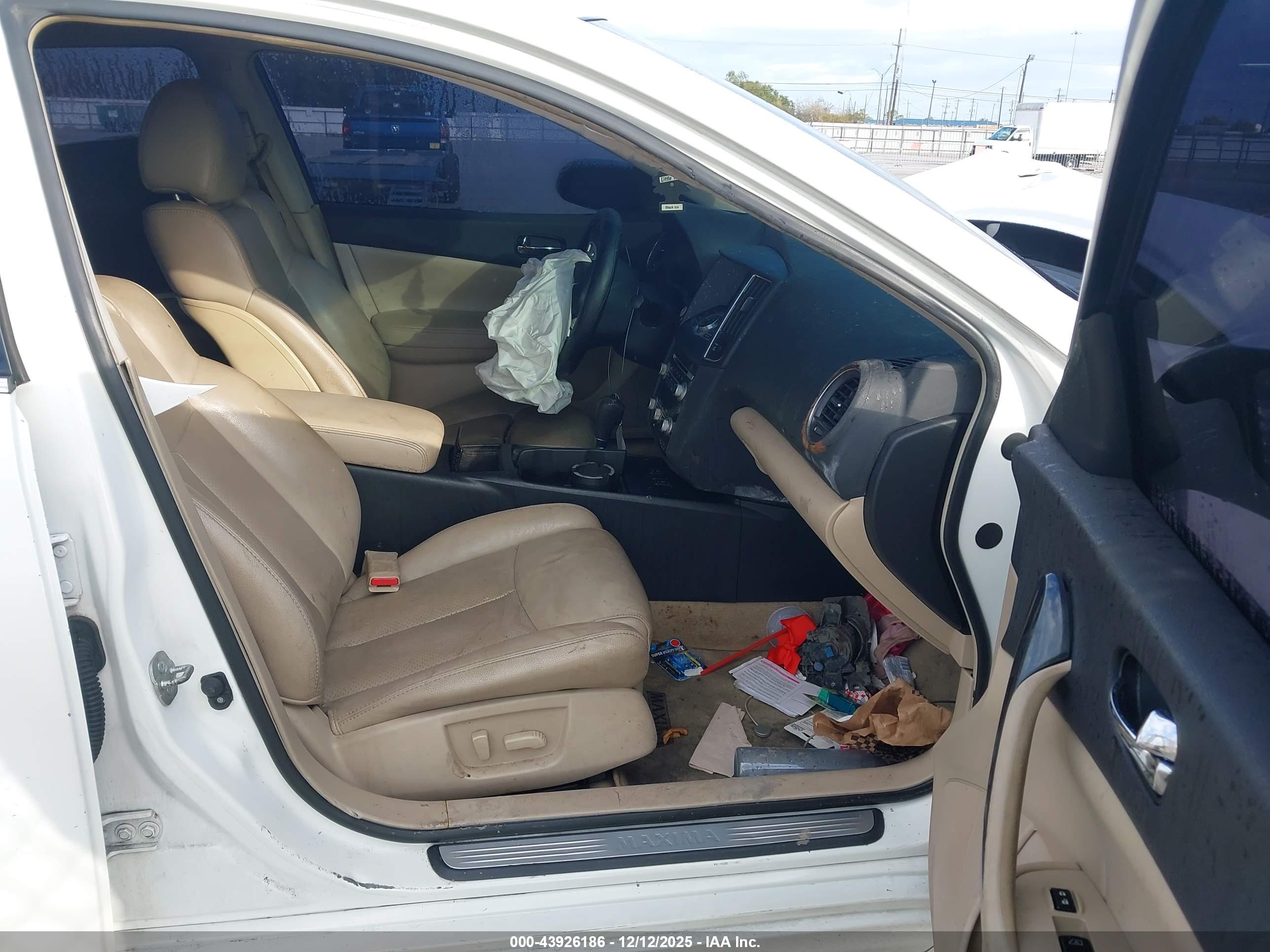 NISSAN MAXIMA image 5