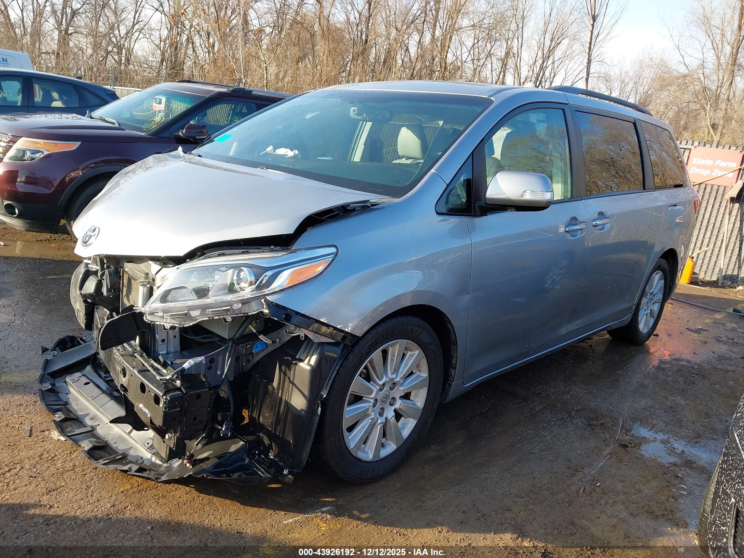 TOYOTA SIENNA image 2