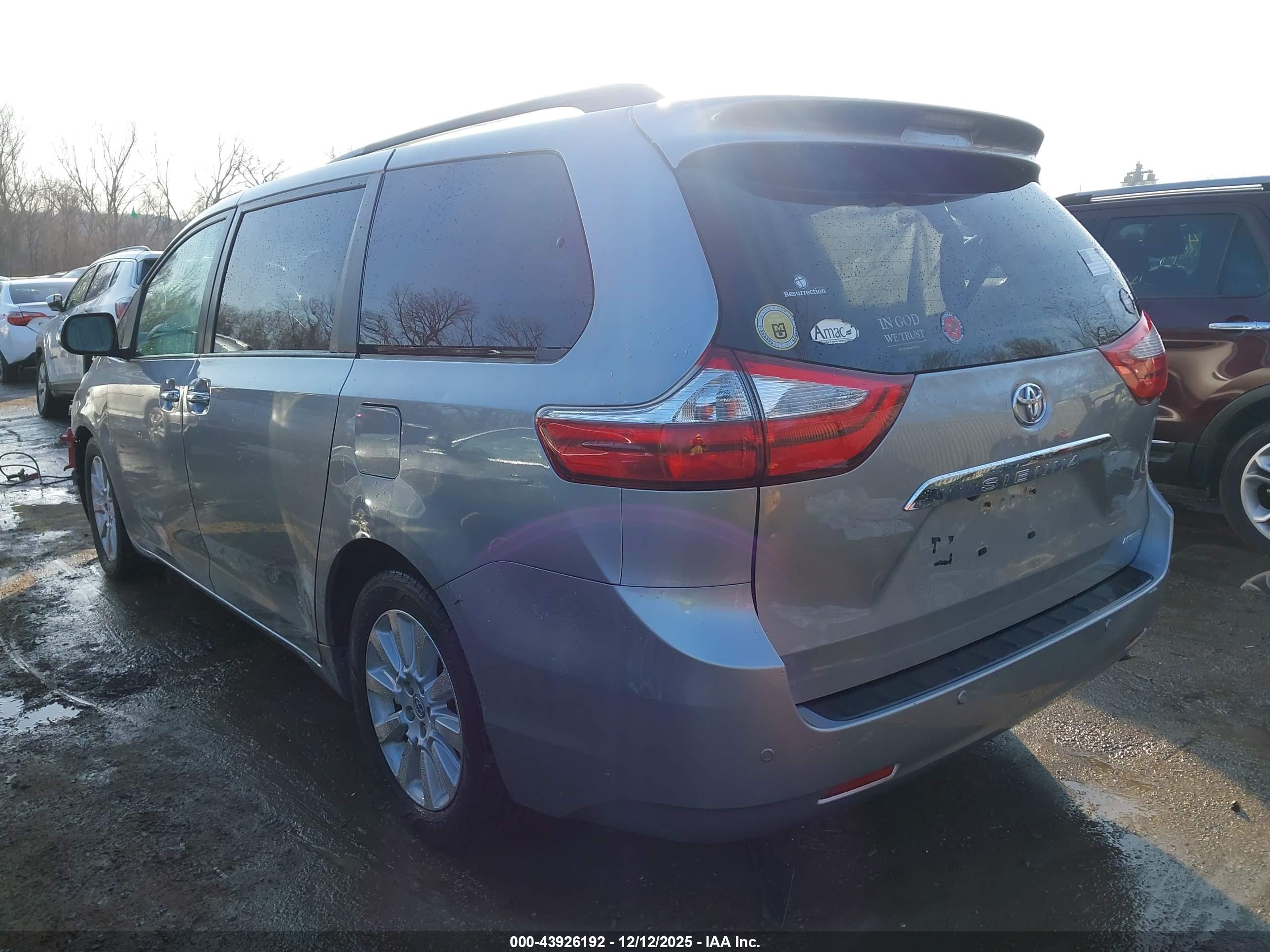 TOYOTA SIENNA image 3