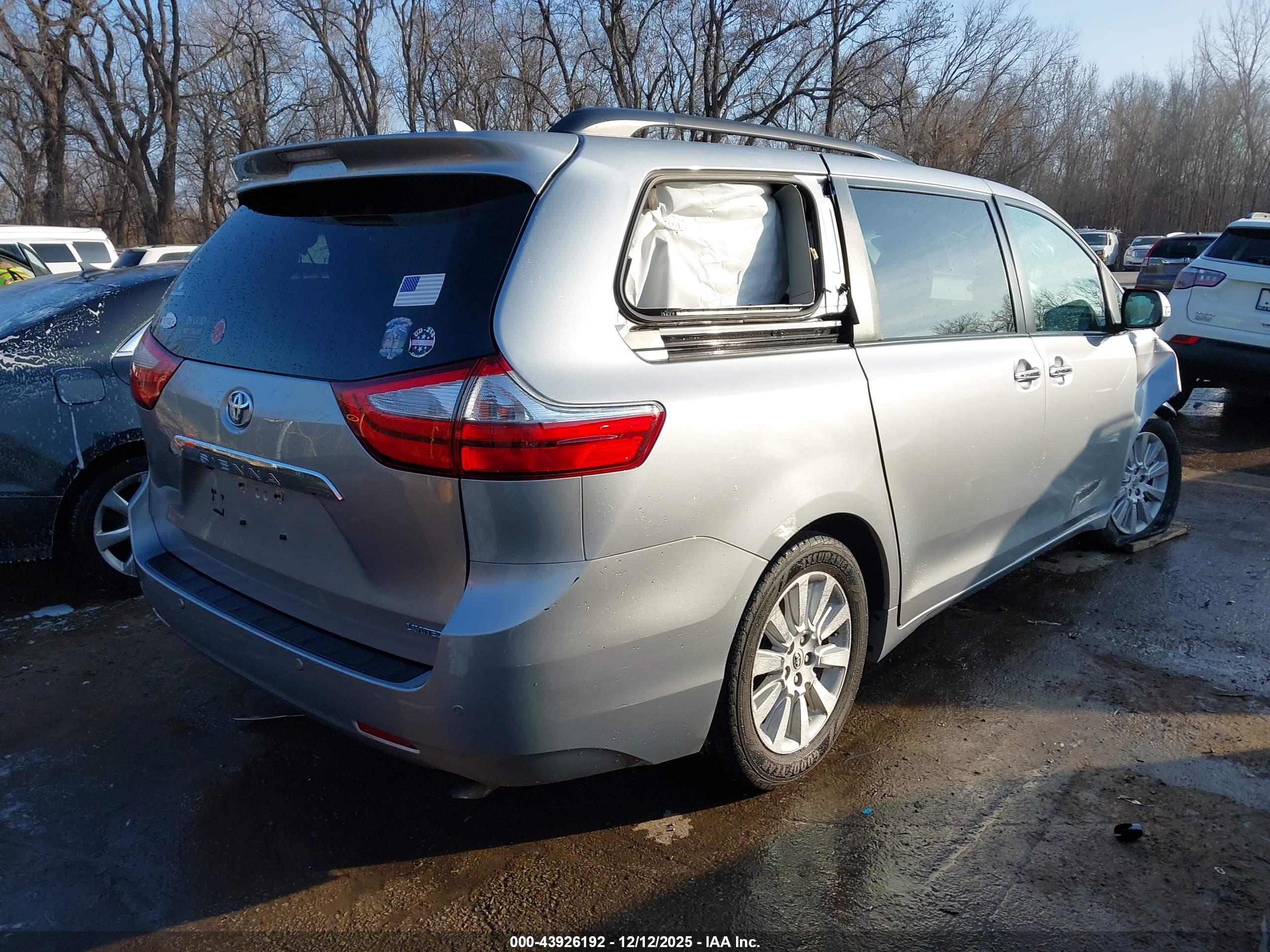 TOYOTA SIENNA image 4