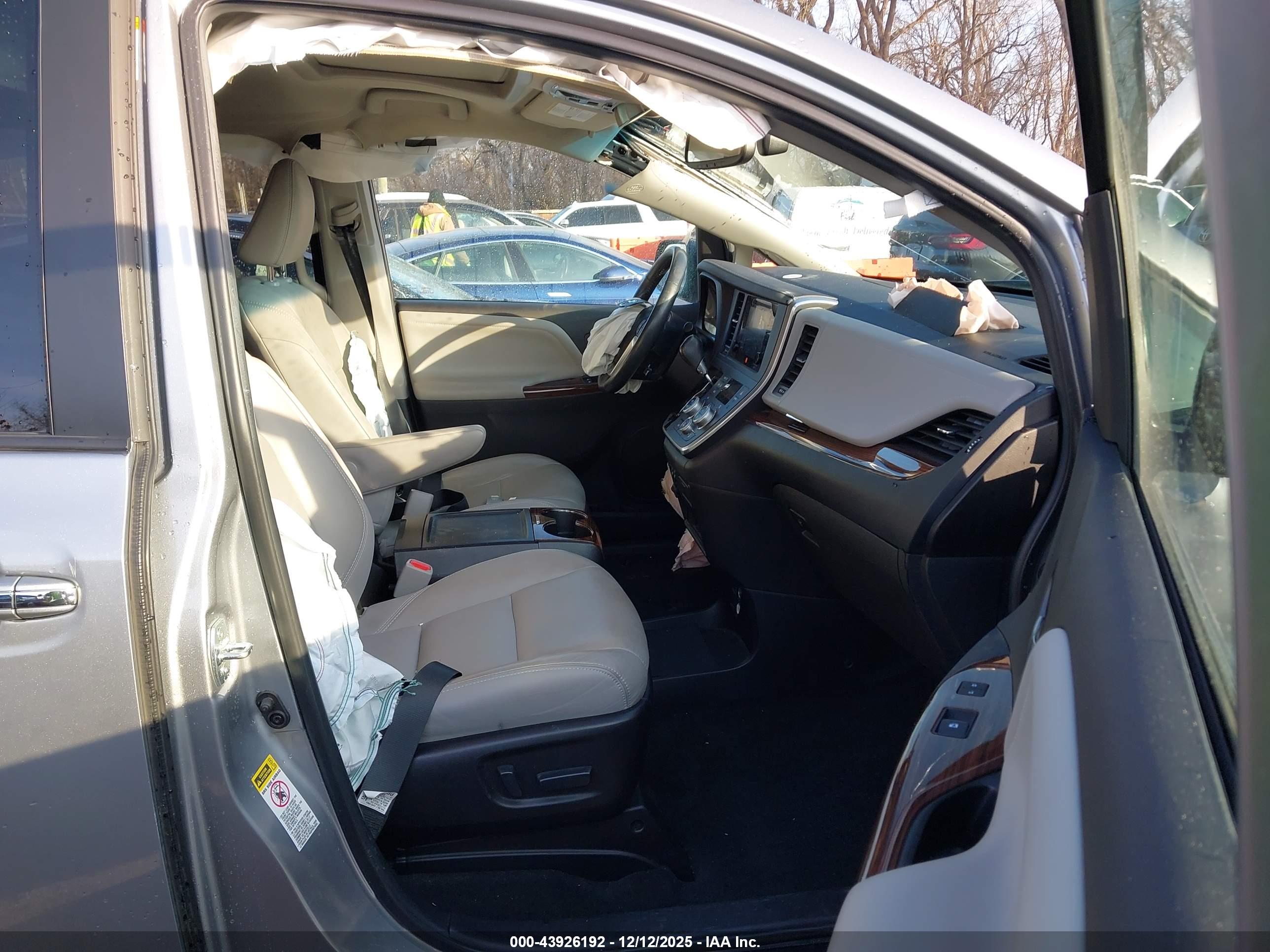 TOYOTA SIENNA image 5