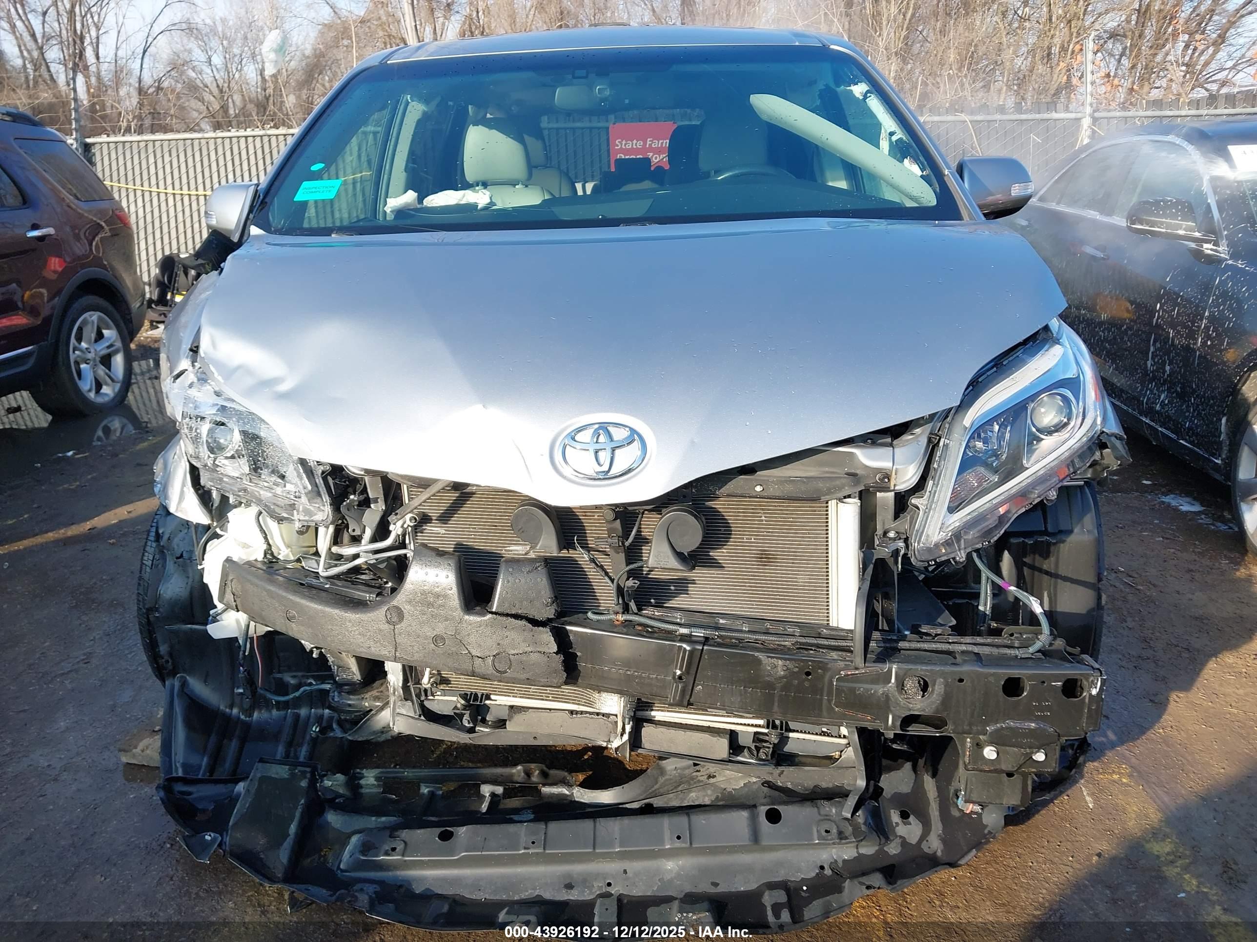 TOYOTA SIENNA image 6
