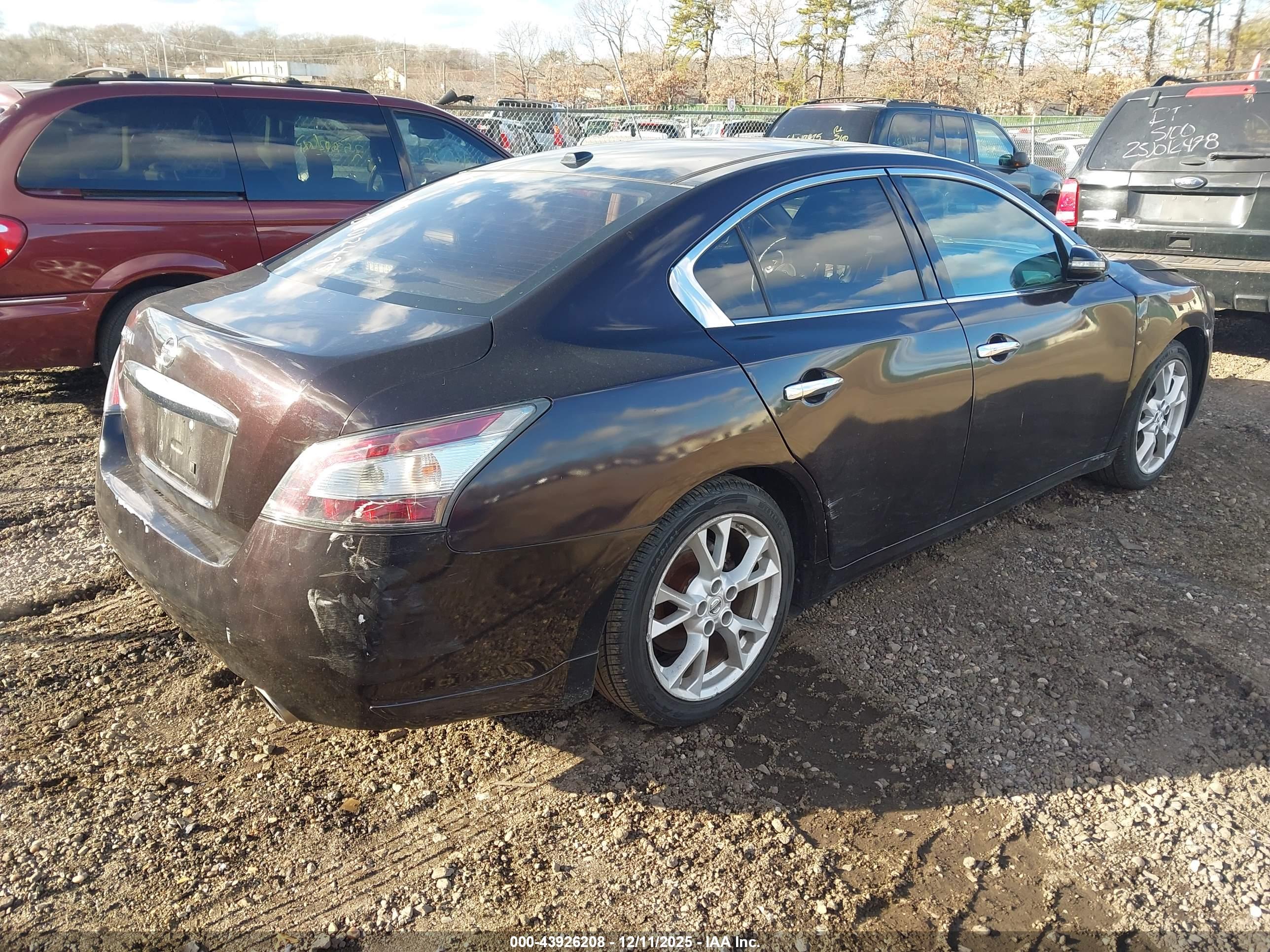 NISSAN MAXIMA image 4