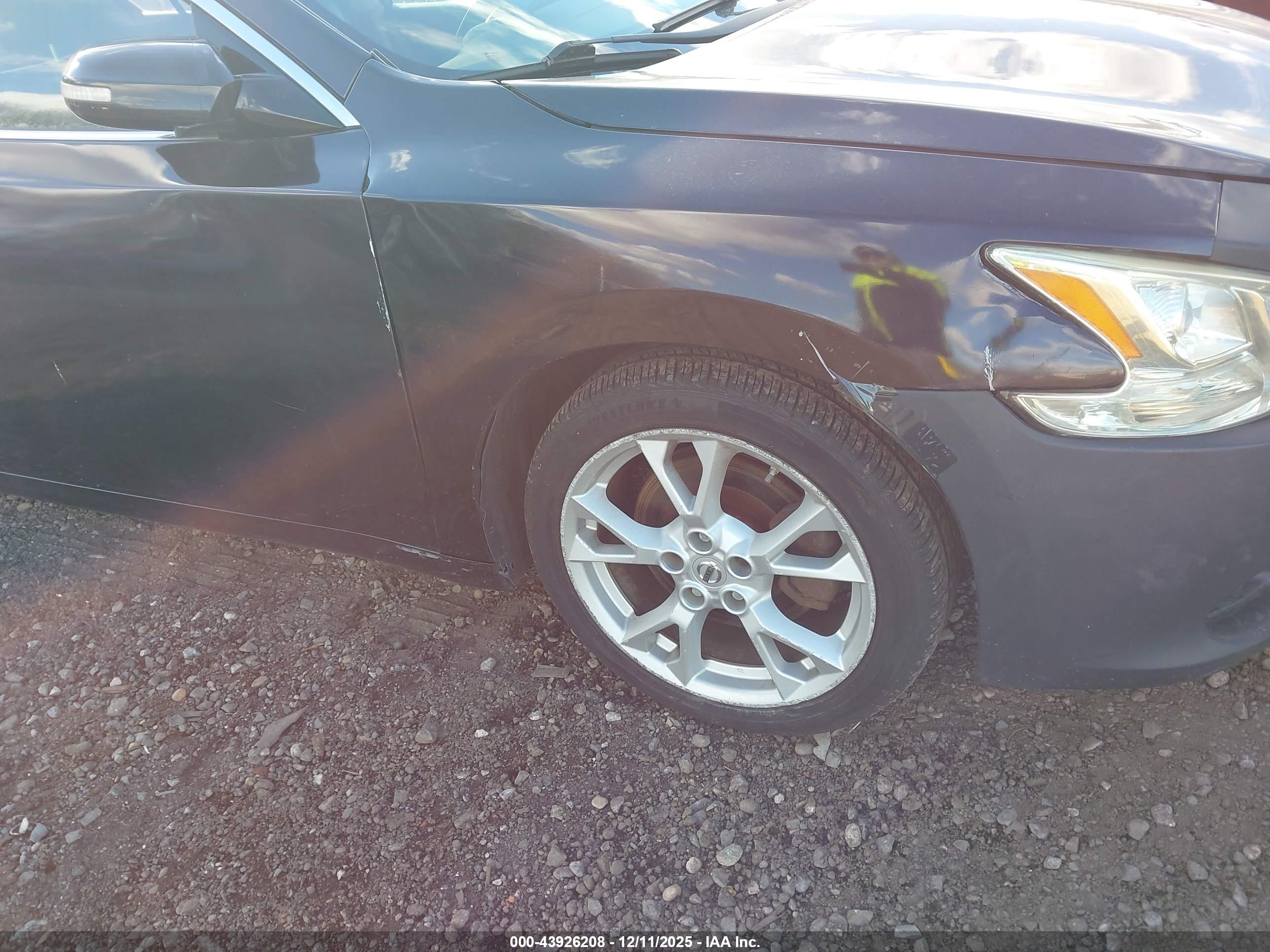 NISSAN MAXIMA image 6