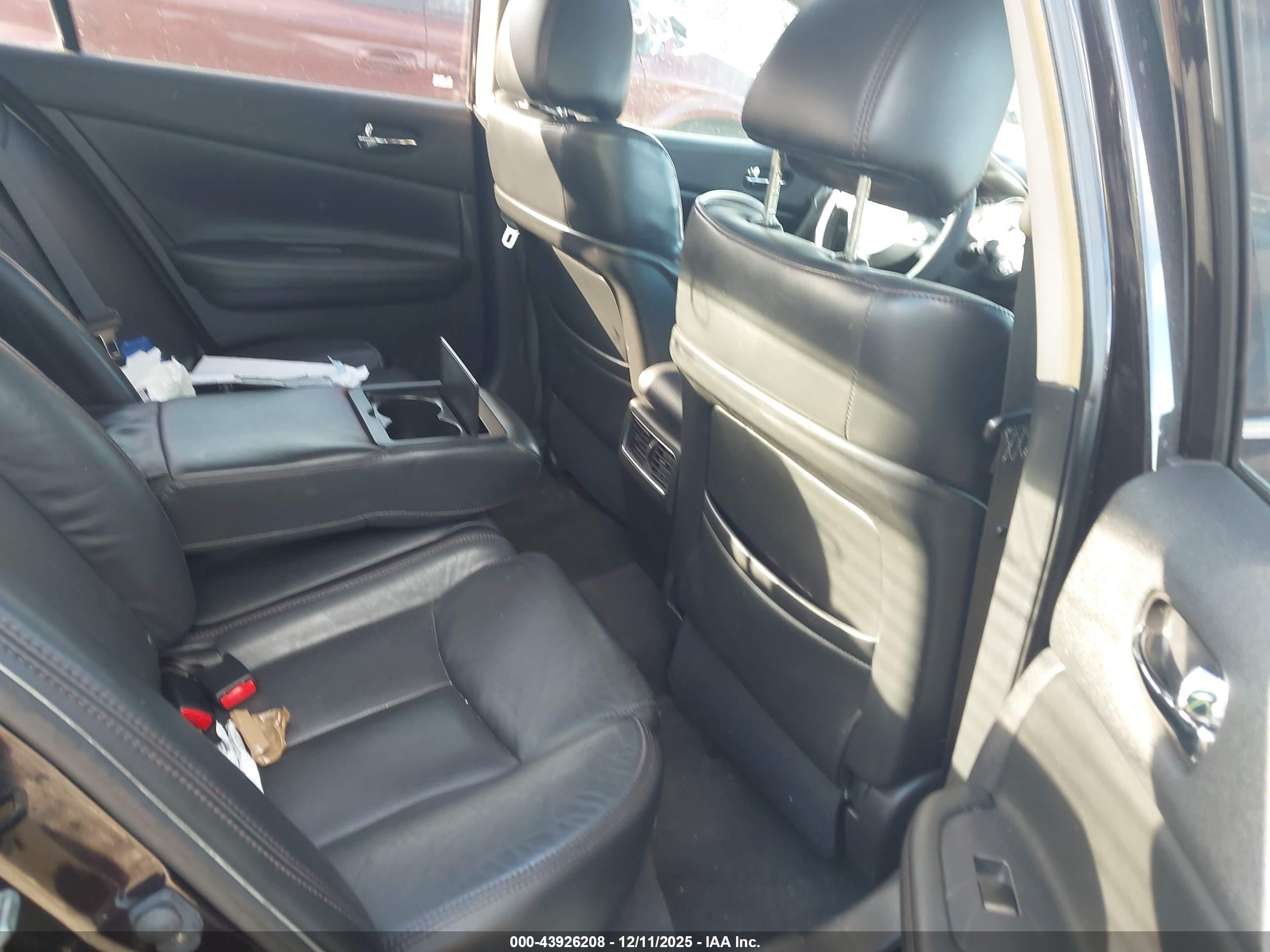 NISSAN MAXIMA image 8