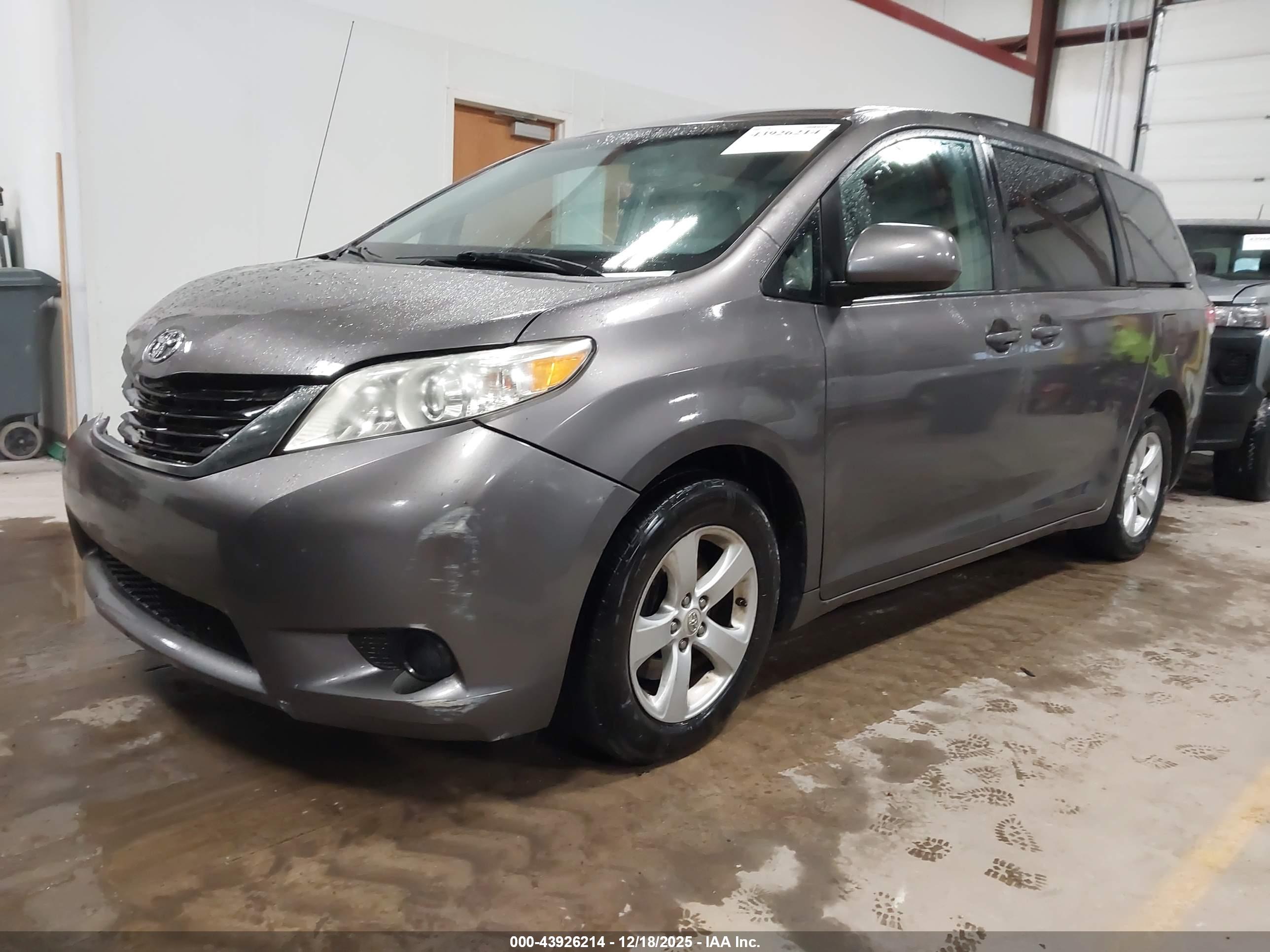 TOYOTA SIENNA image 2
