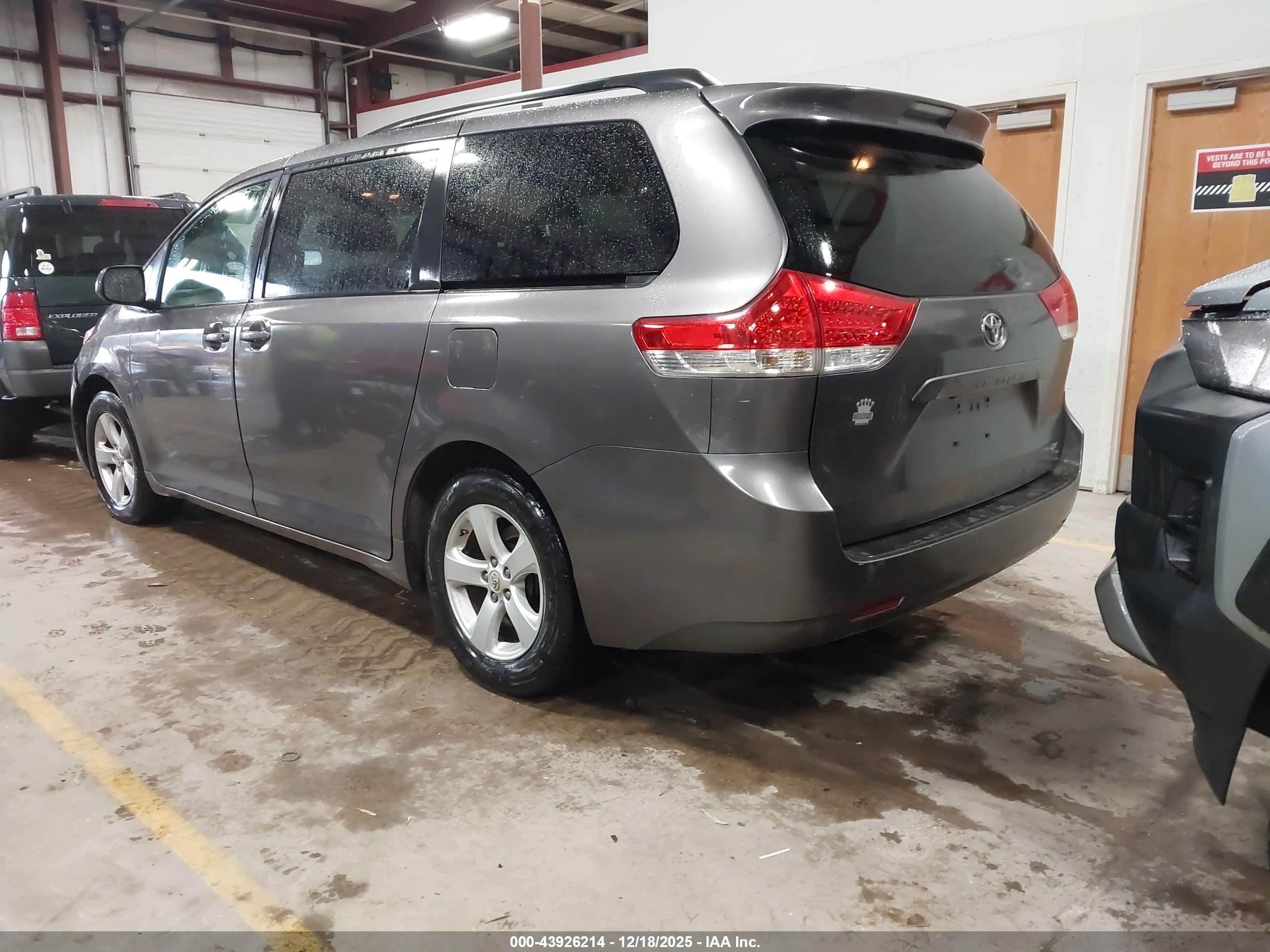 TOYOTA SIENNA image 3