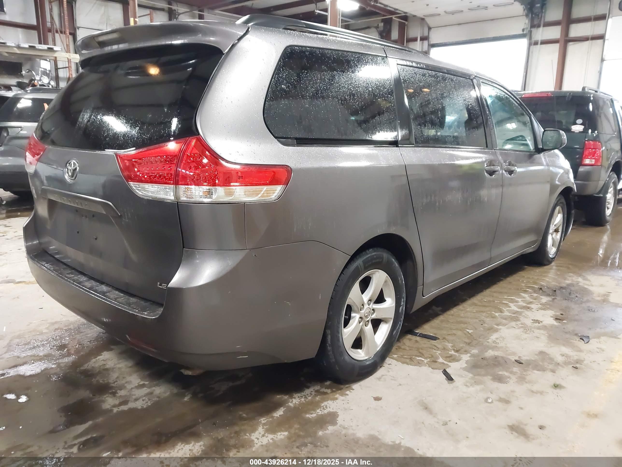 TOYOTA SIENNA image 4