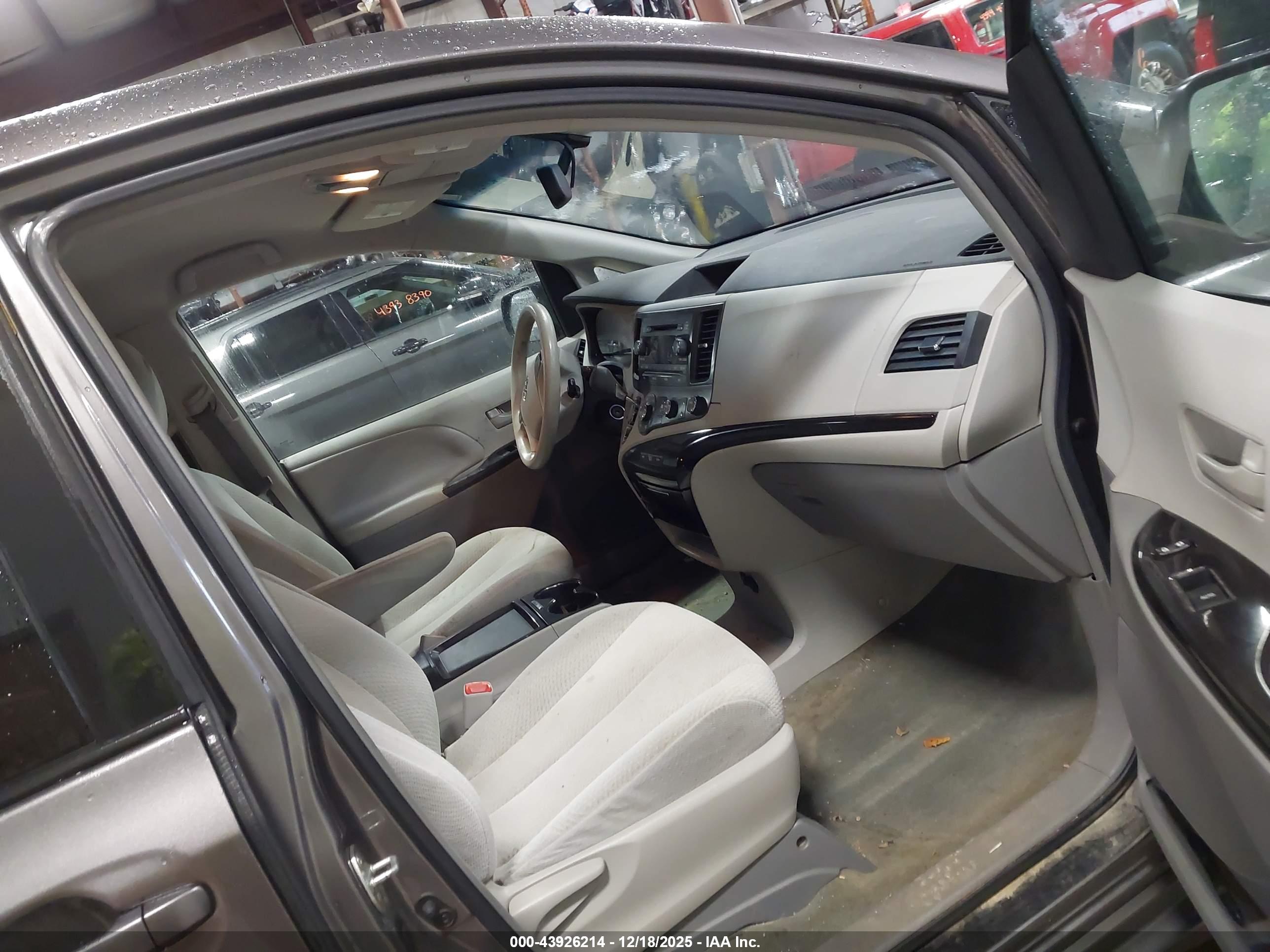 TOYOTA SIENNA image 5