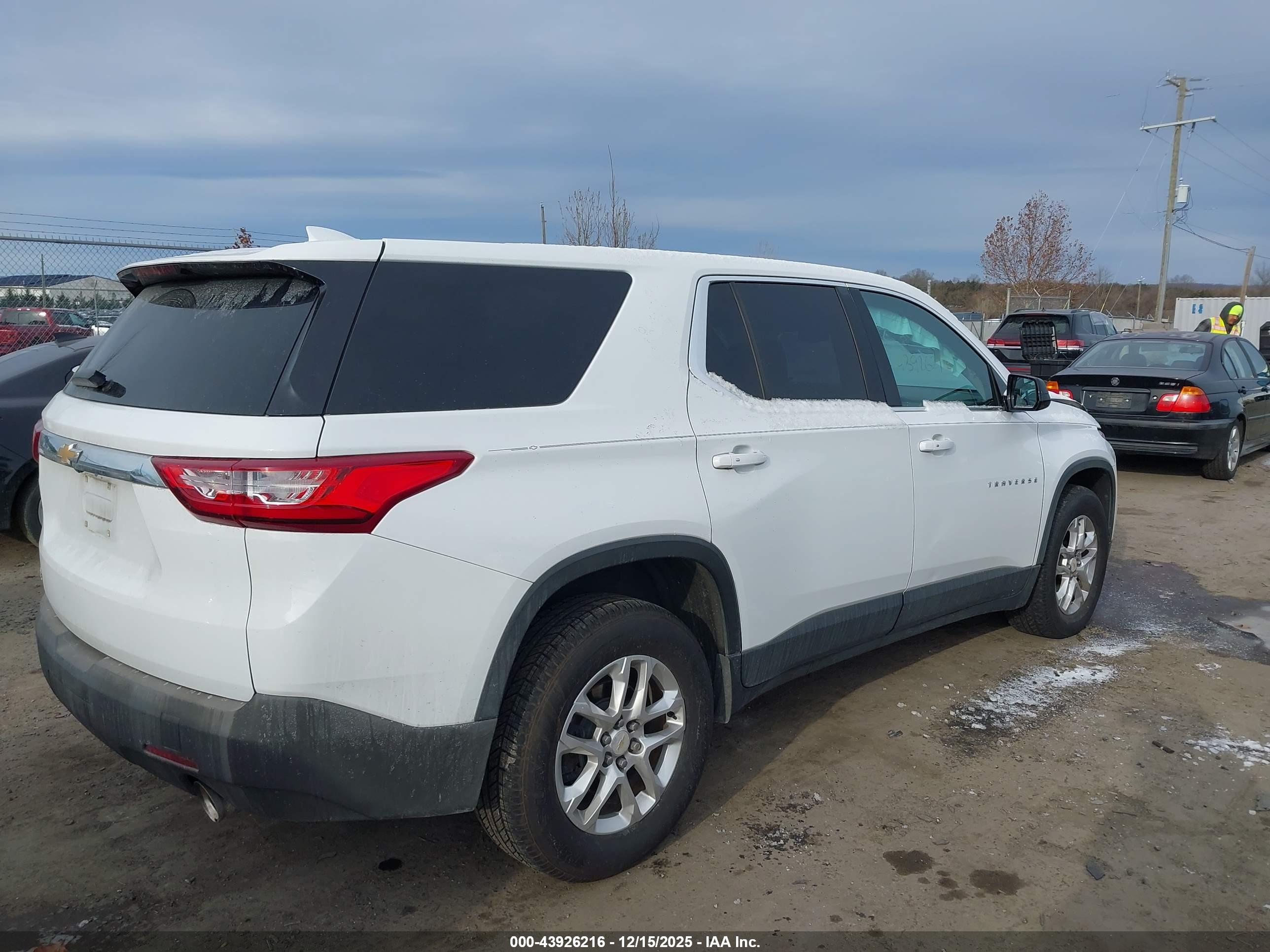 CHEVROLET TRAVERSE image 4
