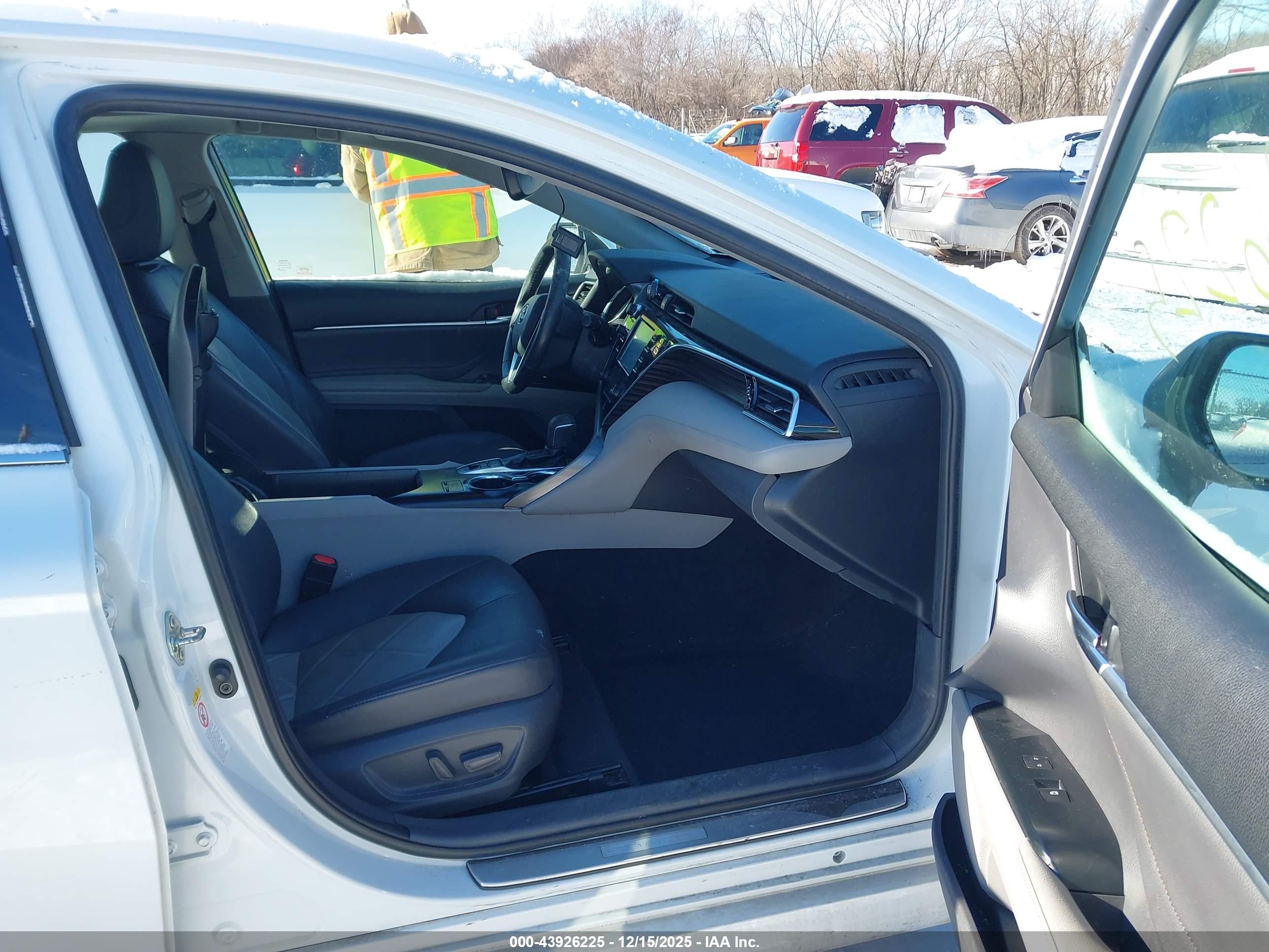 TOYOTA CAMRY image 5