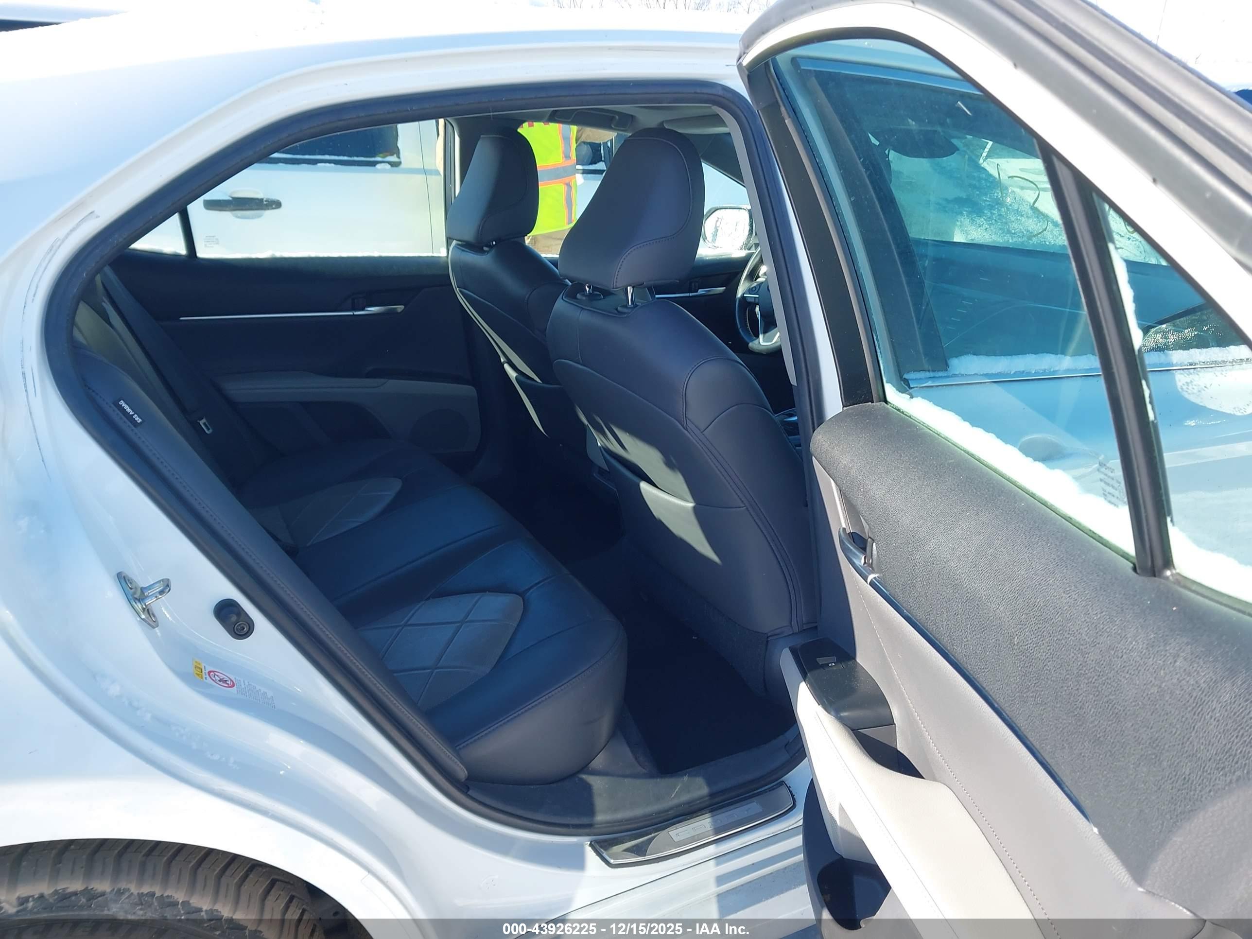 TOYOTA CAMRY image 8