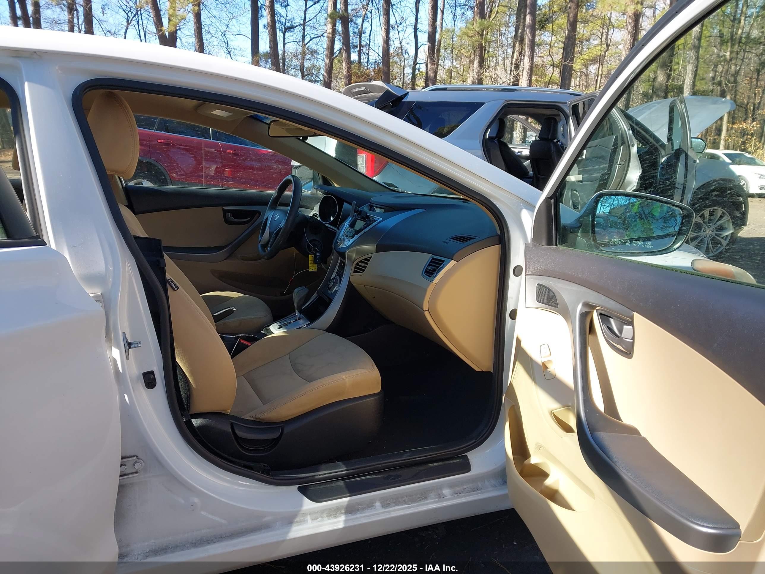 HYUNDAI ELANTRA image 5