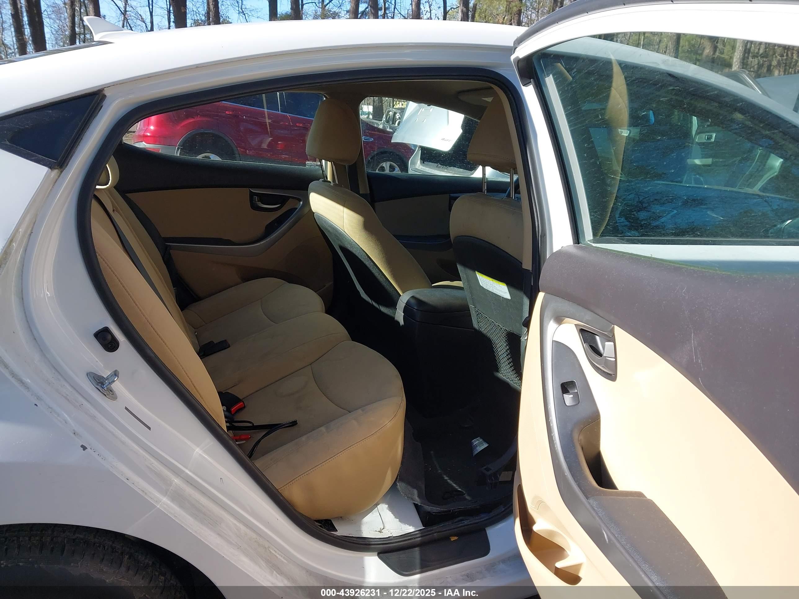 HYUNDAI ELANTRA image 8
