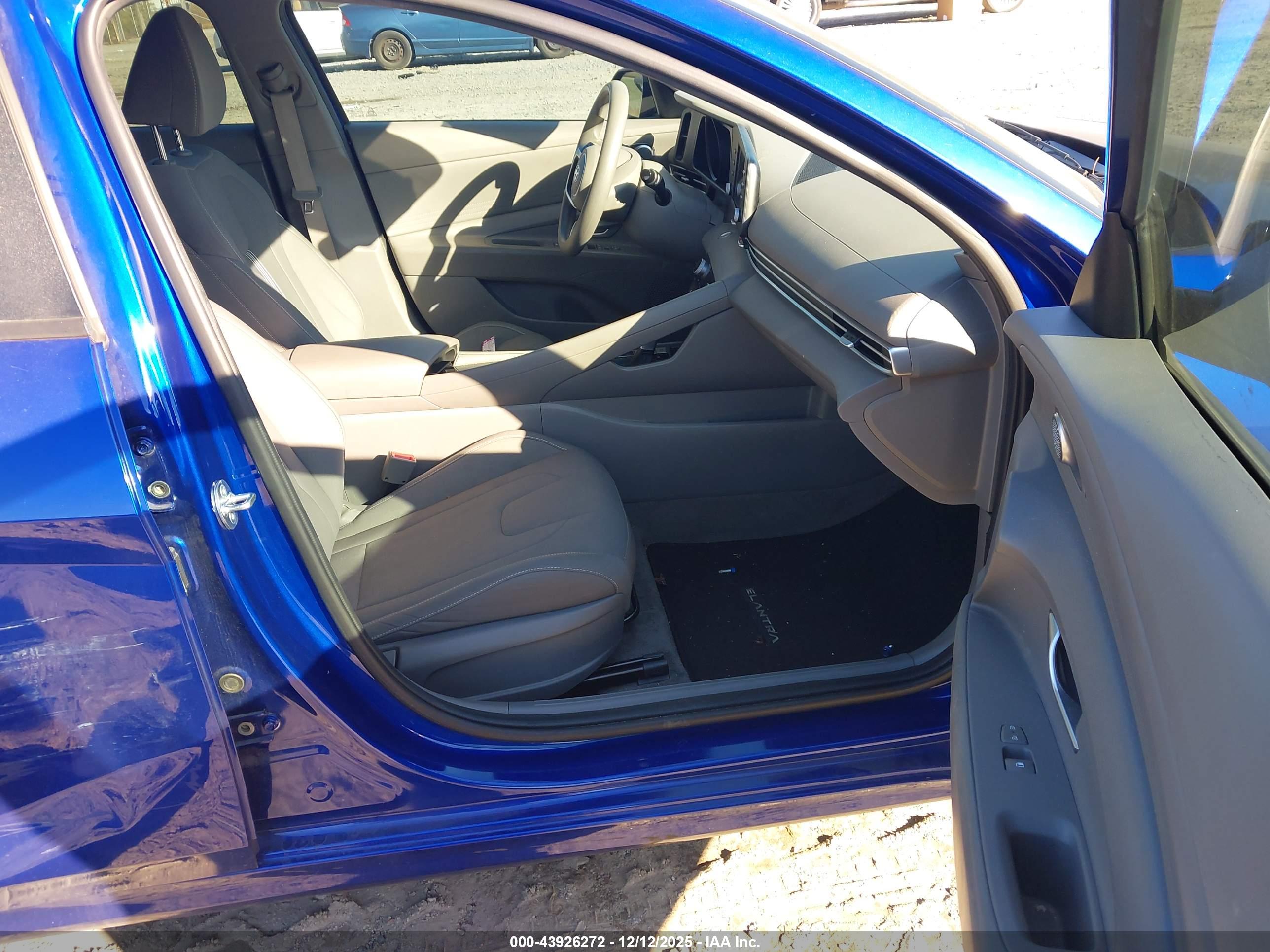 HYUNDAI ELANTRA image 5
