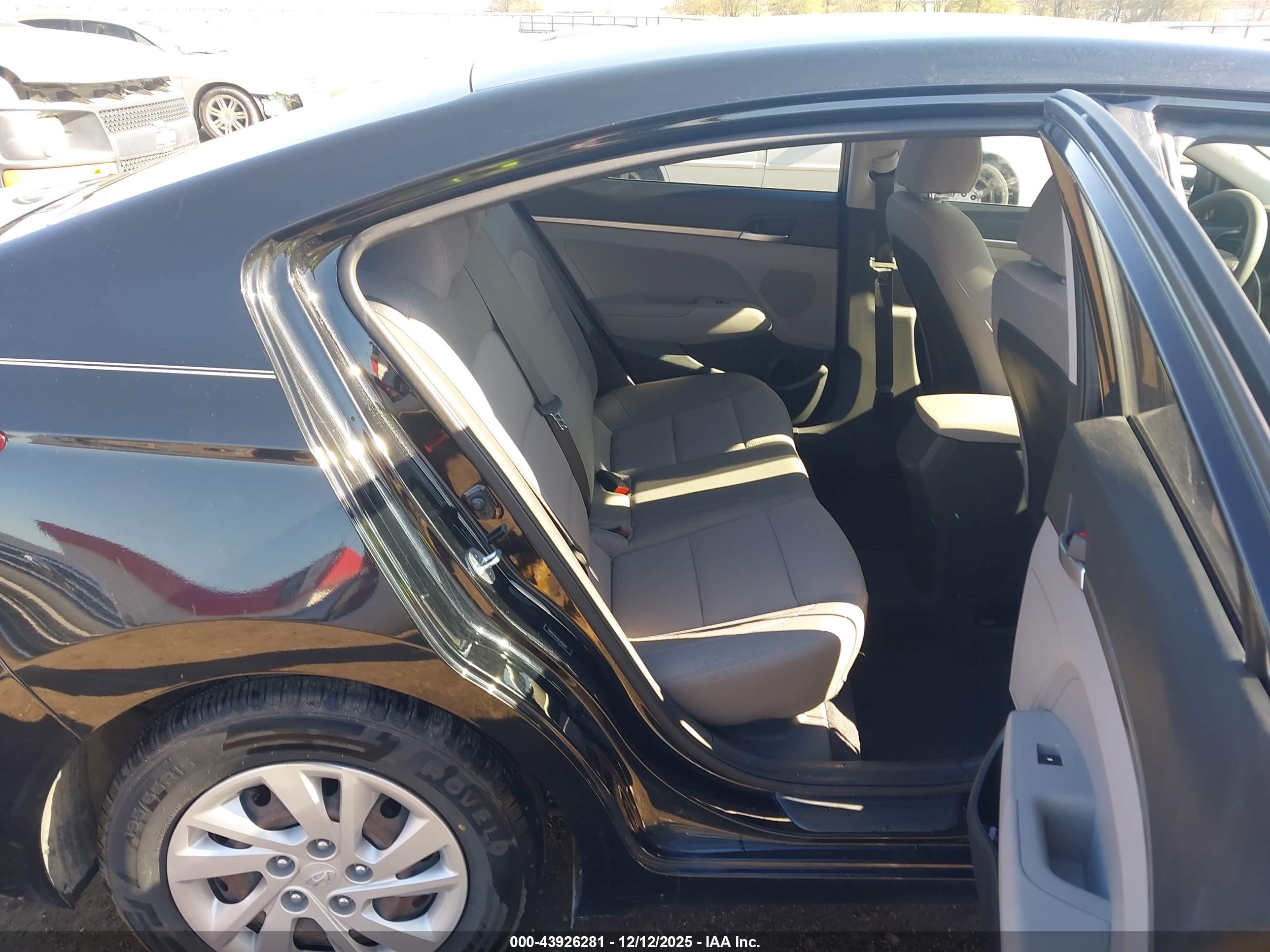 HYUNDAI ELANTRA image 8