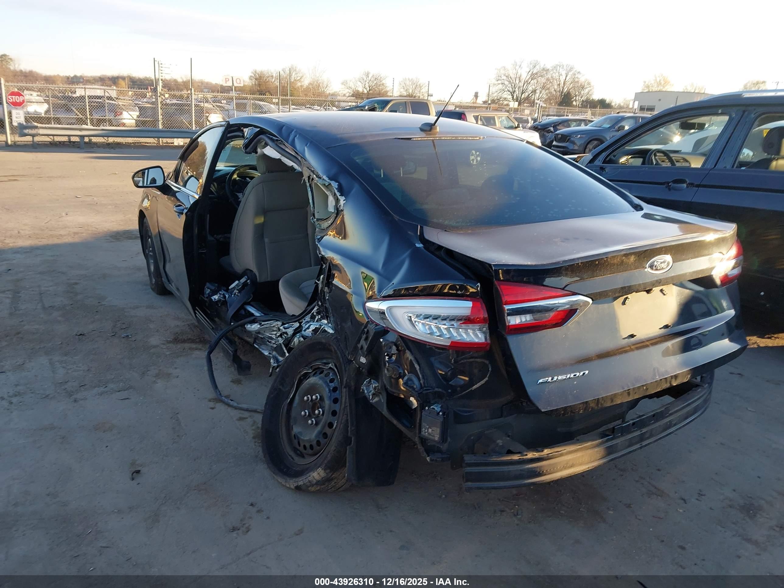 FORD FUSION image 3