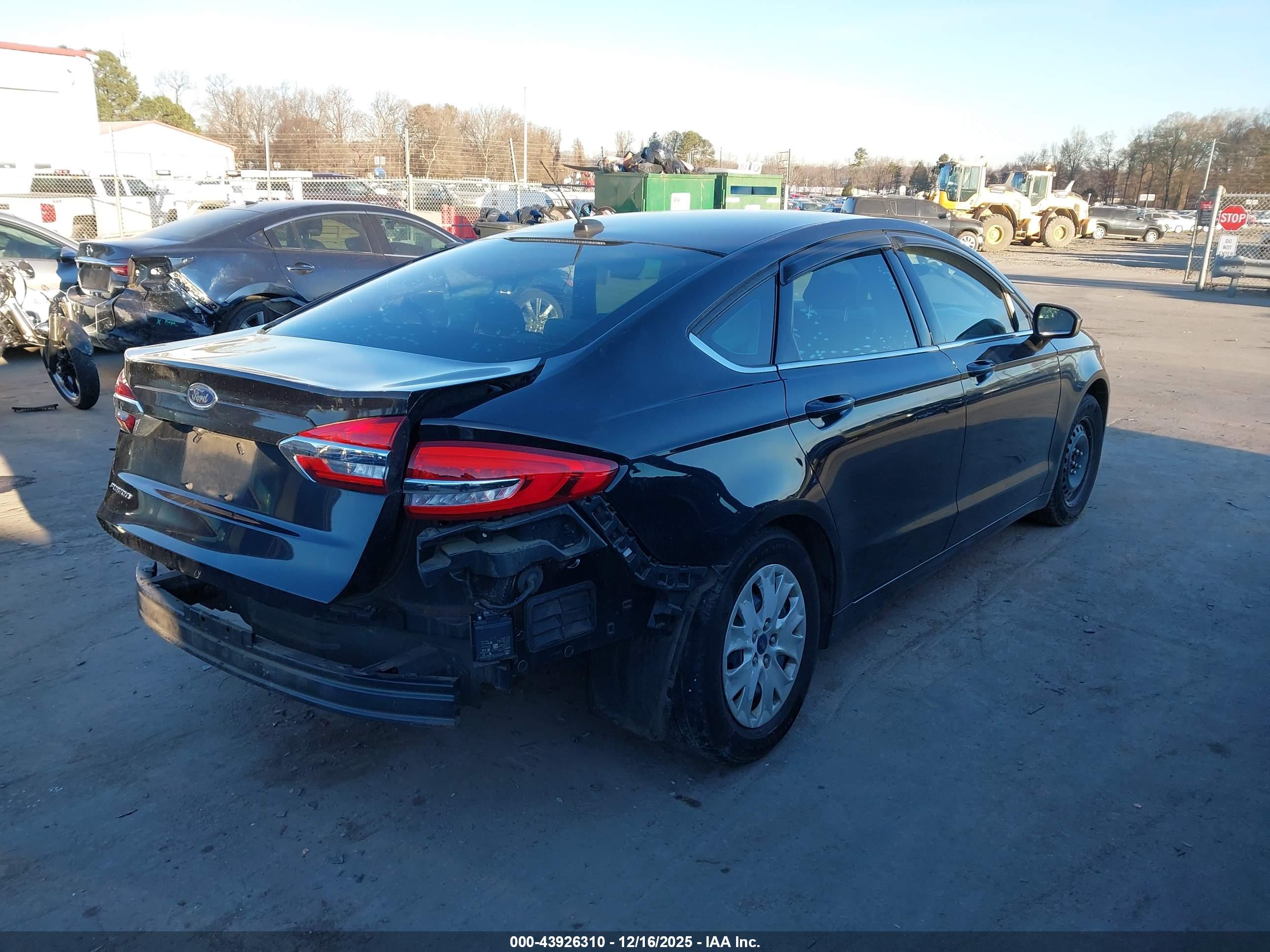 FORD FUSION image 4