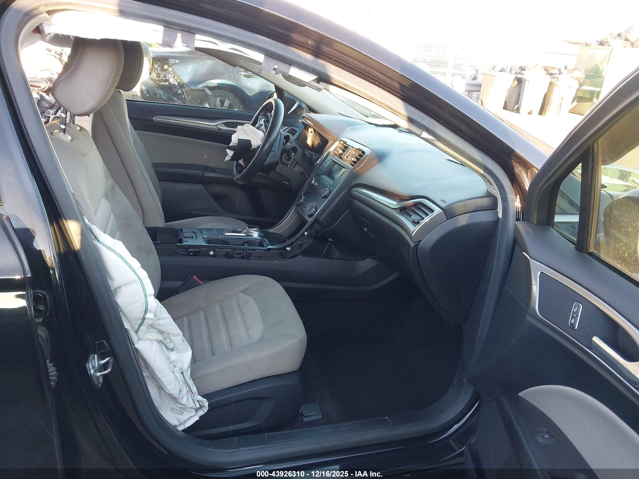 FORD FUSION image 5
