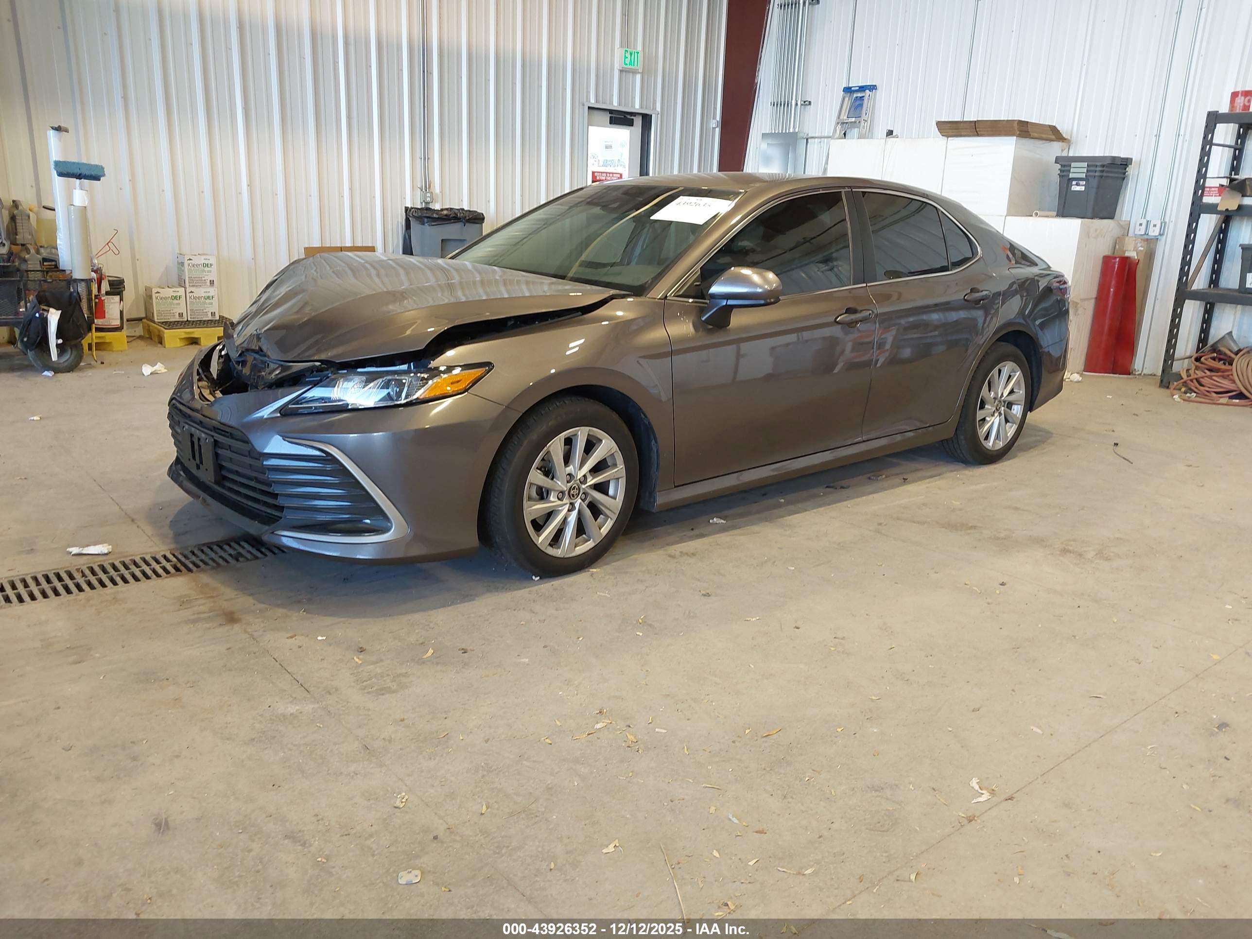 TOYOTA CAMRY image 2