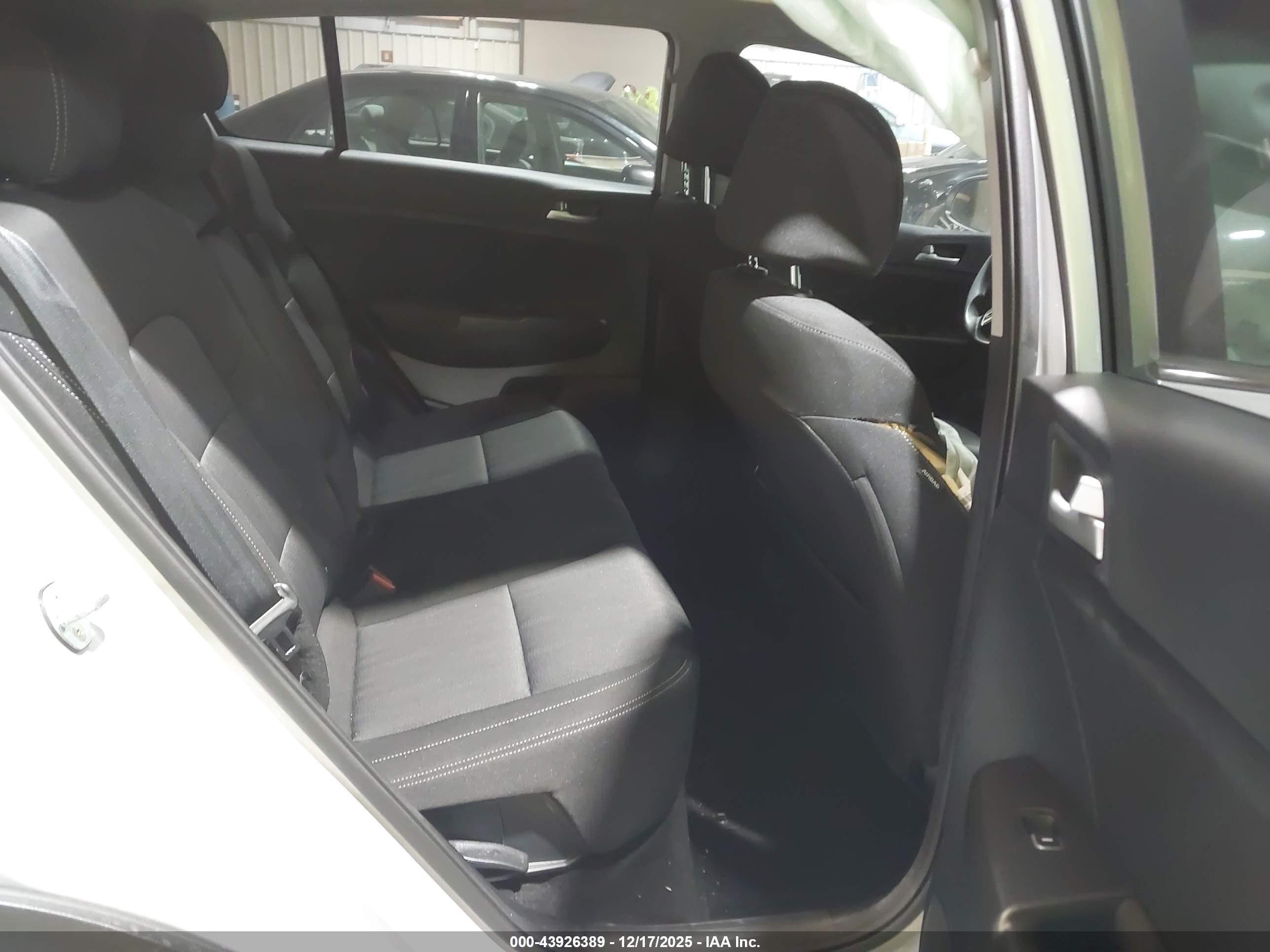 KIA SPORTAGE image 8