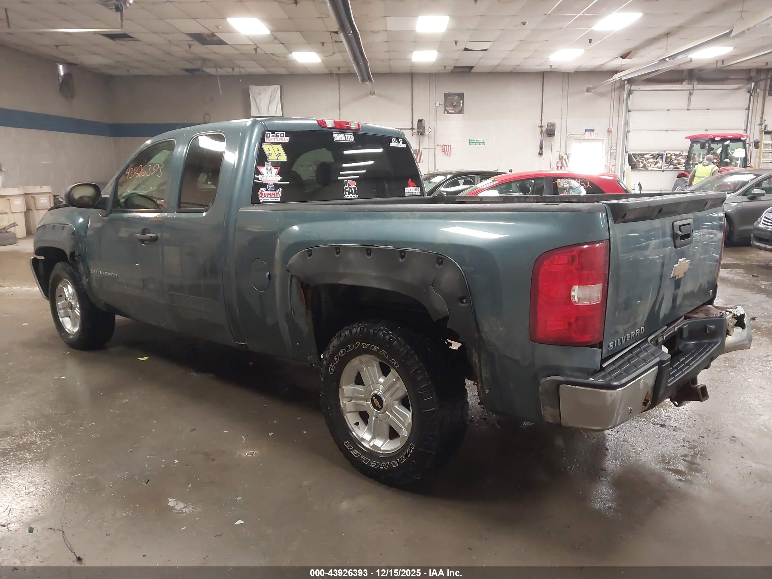 CHEVROLET SILVERADO image 3