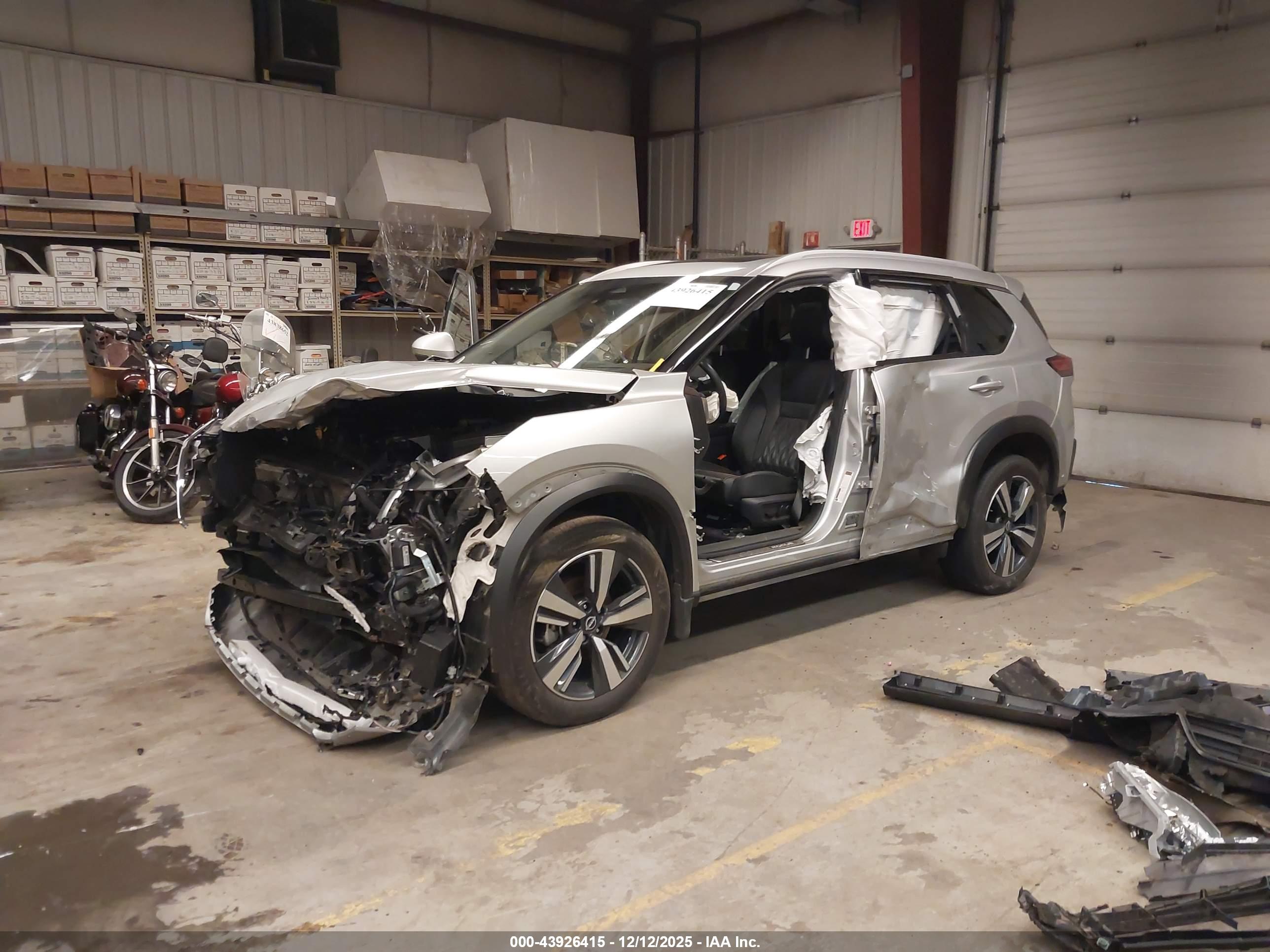 NISSAN ROGUE image 2