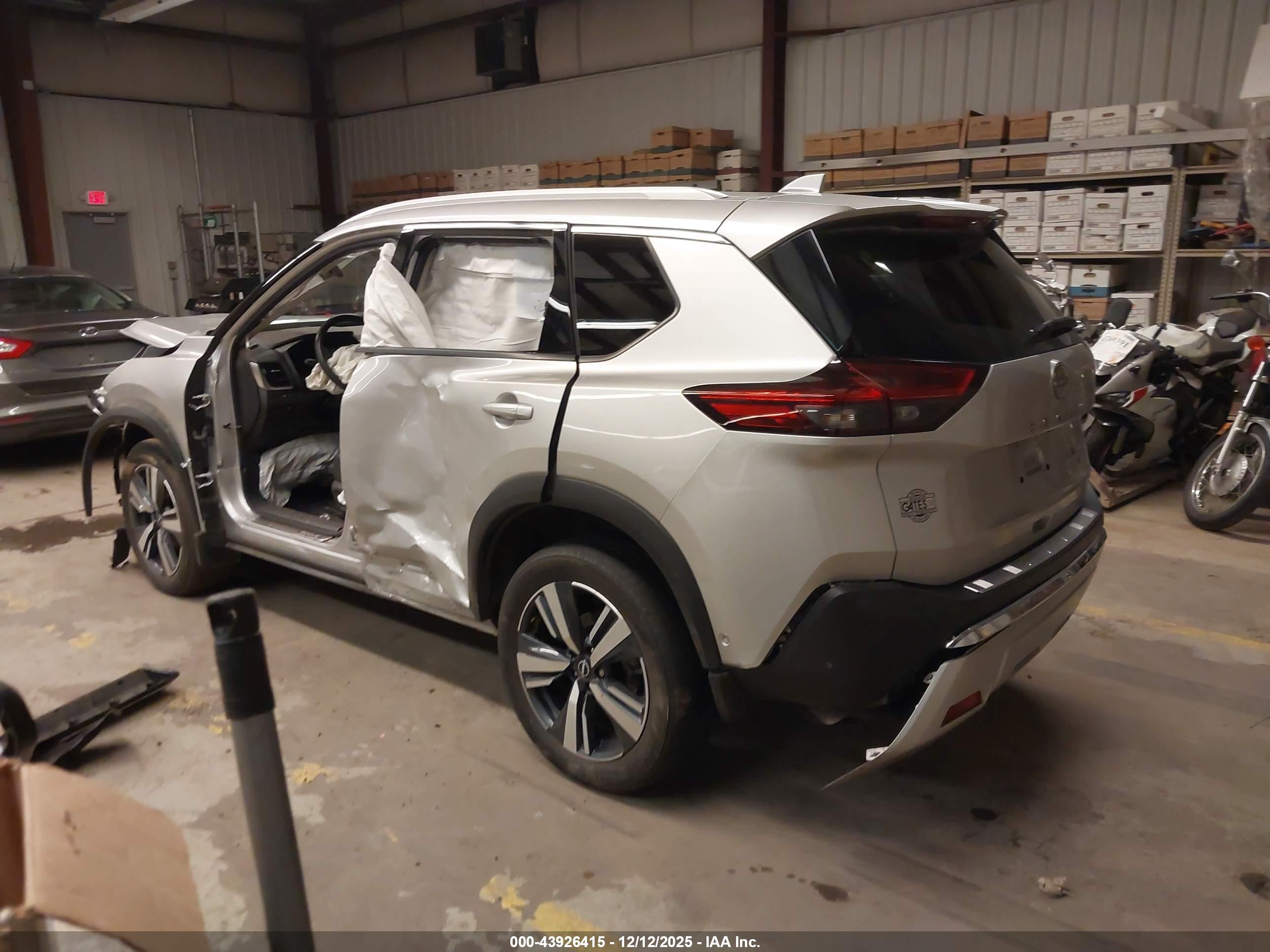 NISSAN ROGUE image 3