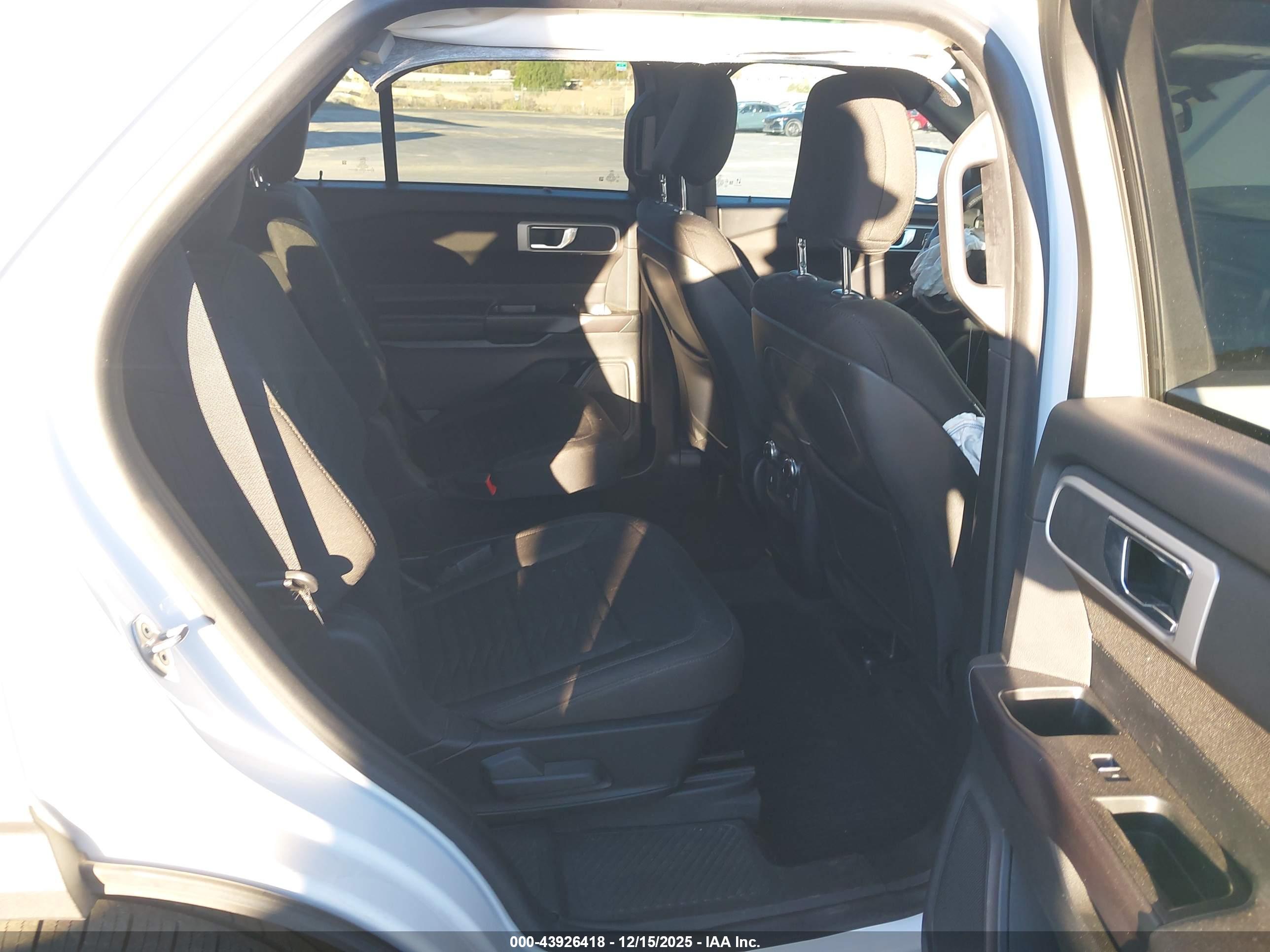 FORD EXPLORER image 8