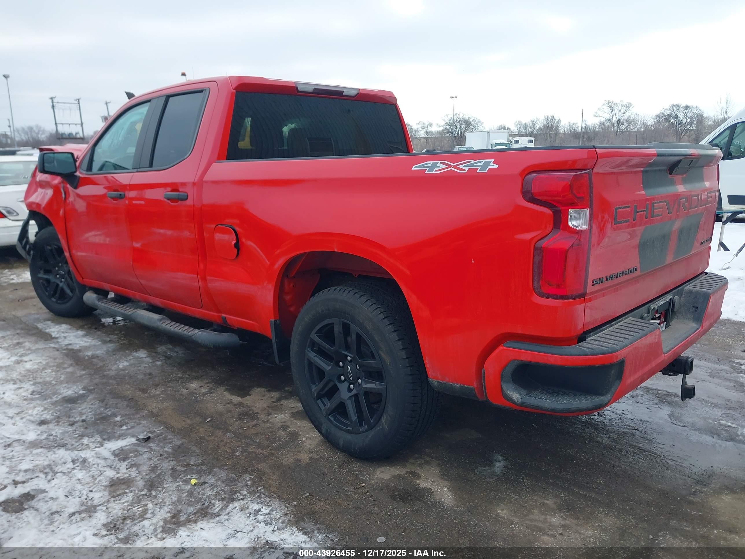 CHEVROLET SILVERADO image 3