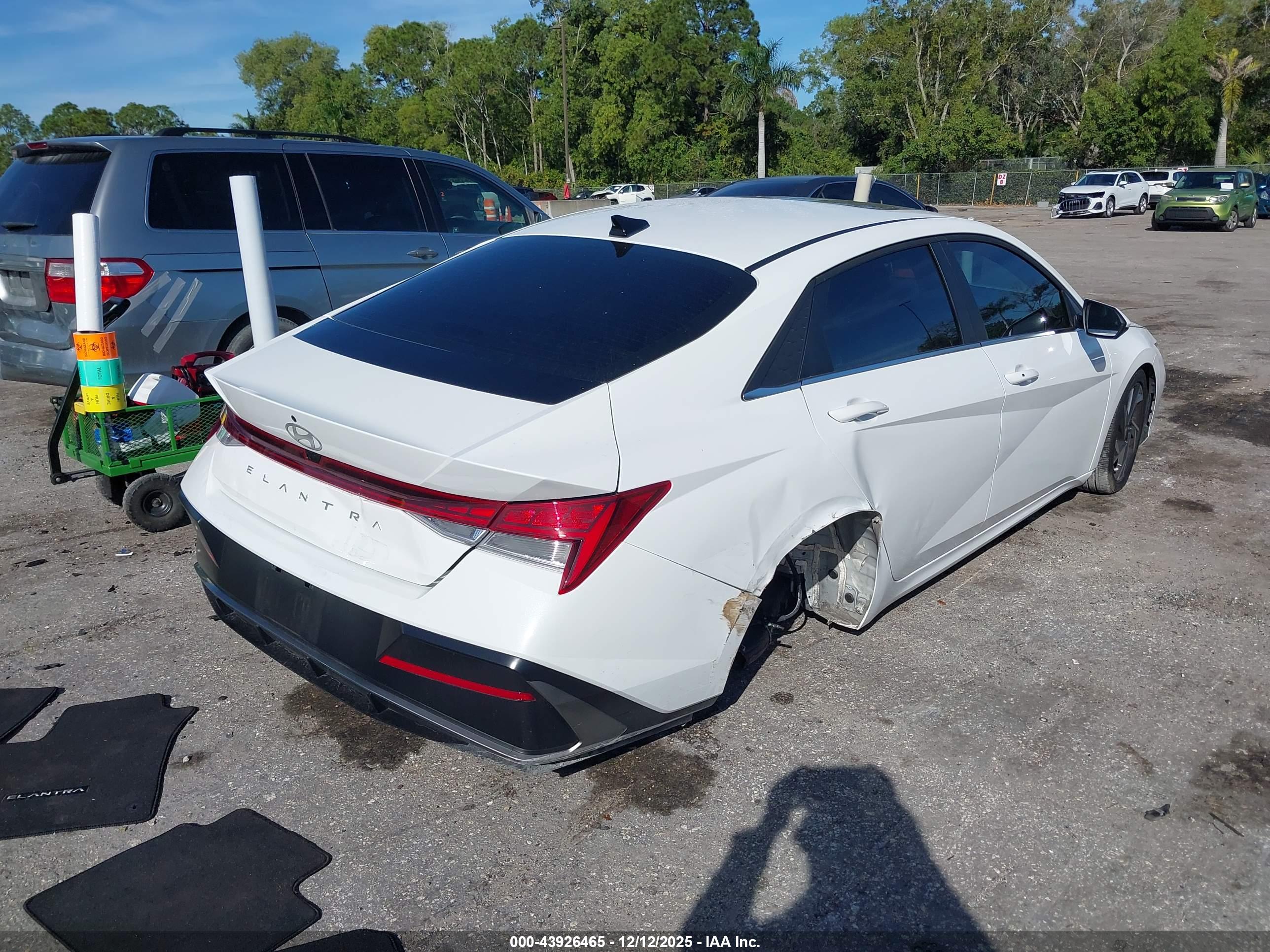 HYUNDAI ELANTRA image 4