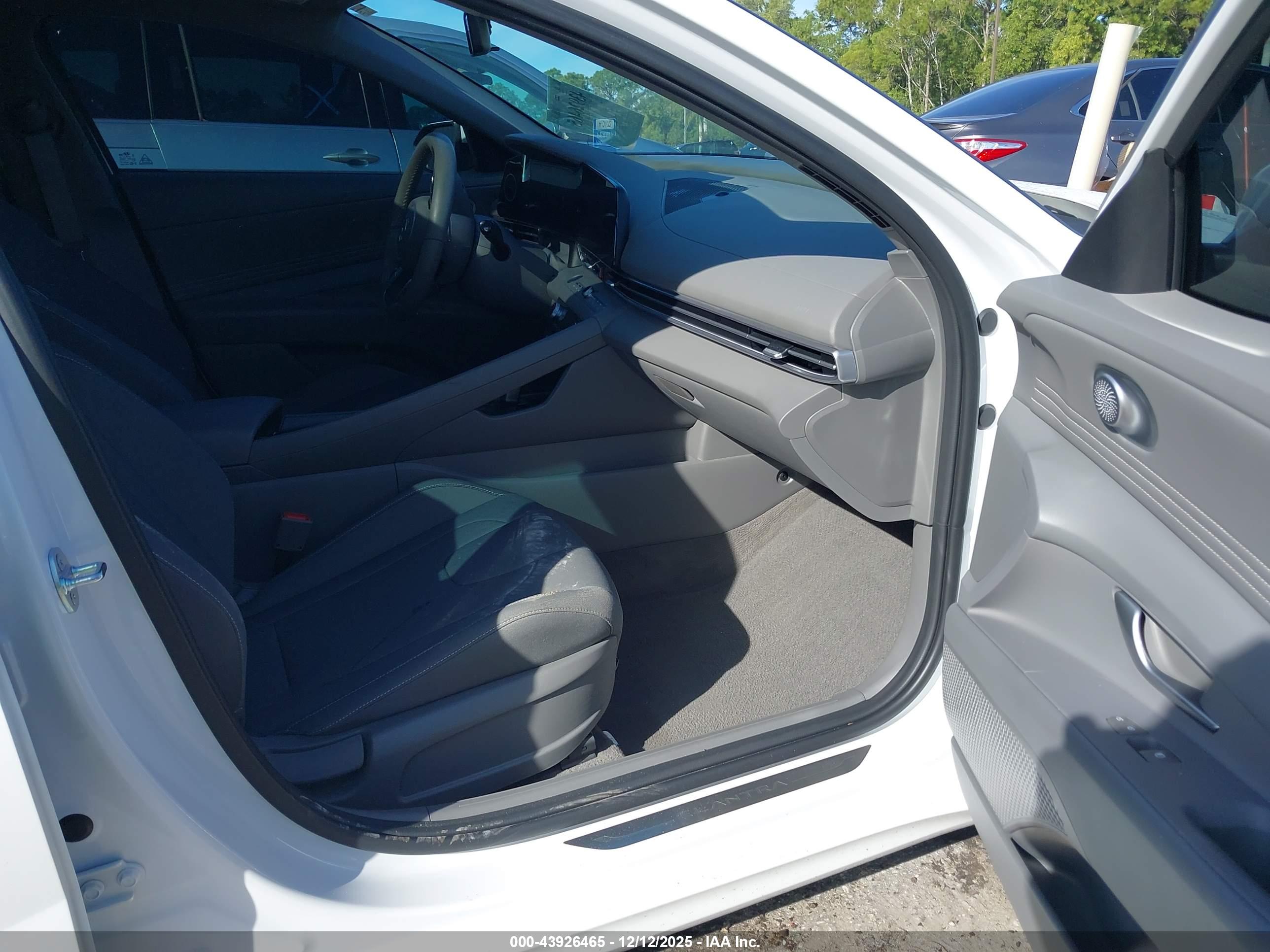 HYUNDAI ELANTRA image 5