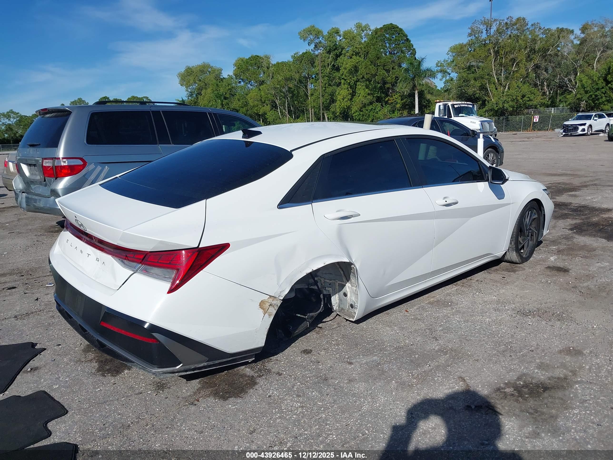 HYUNDAI ELANTRA image 6
