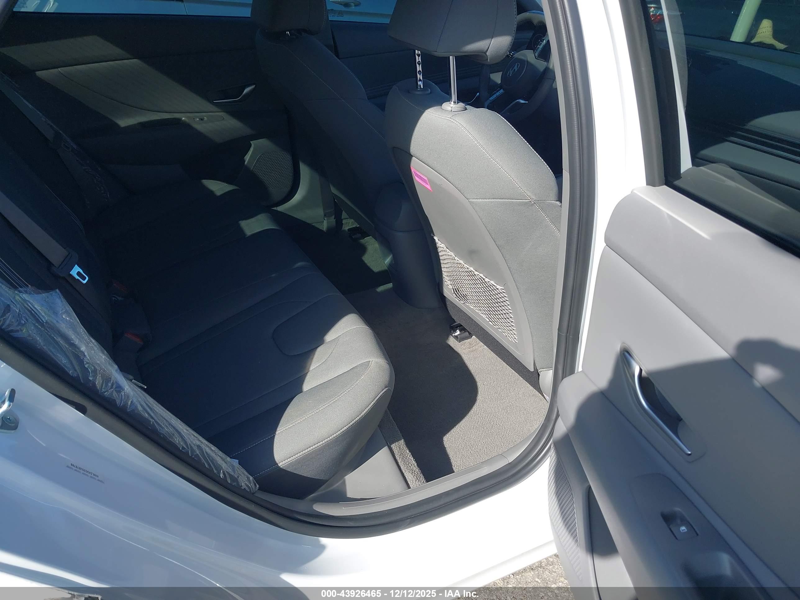 HYUNDAI ELANTRA image 8