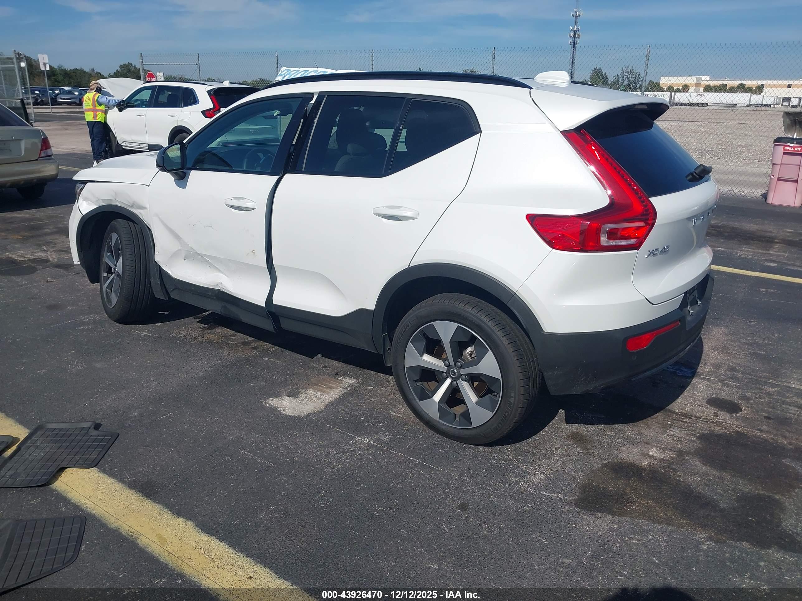 VOLVO XC40 image 3