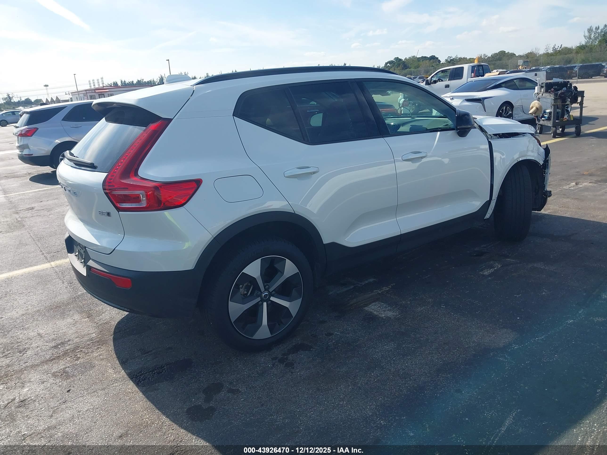 VOLVO XC40 image 4