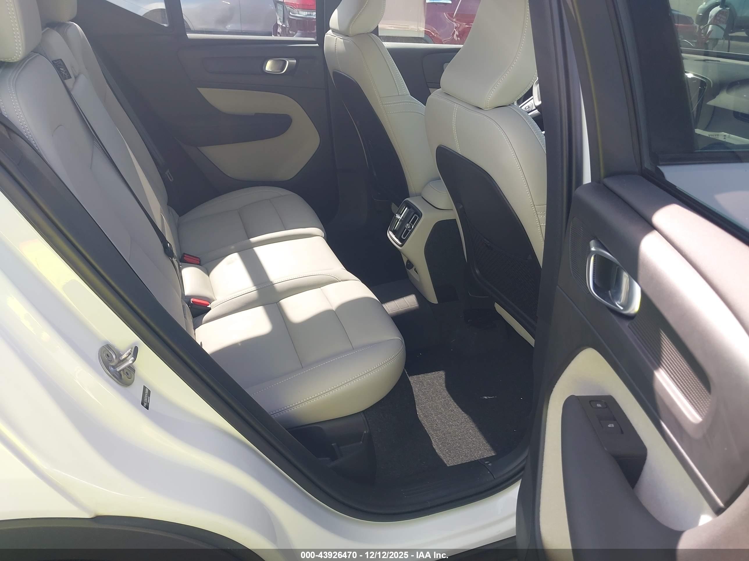 VOLVO XC40 image 8