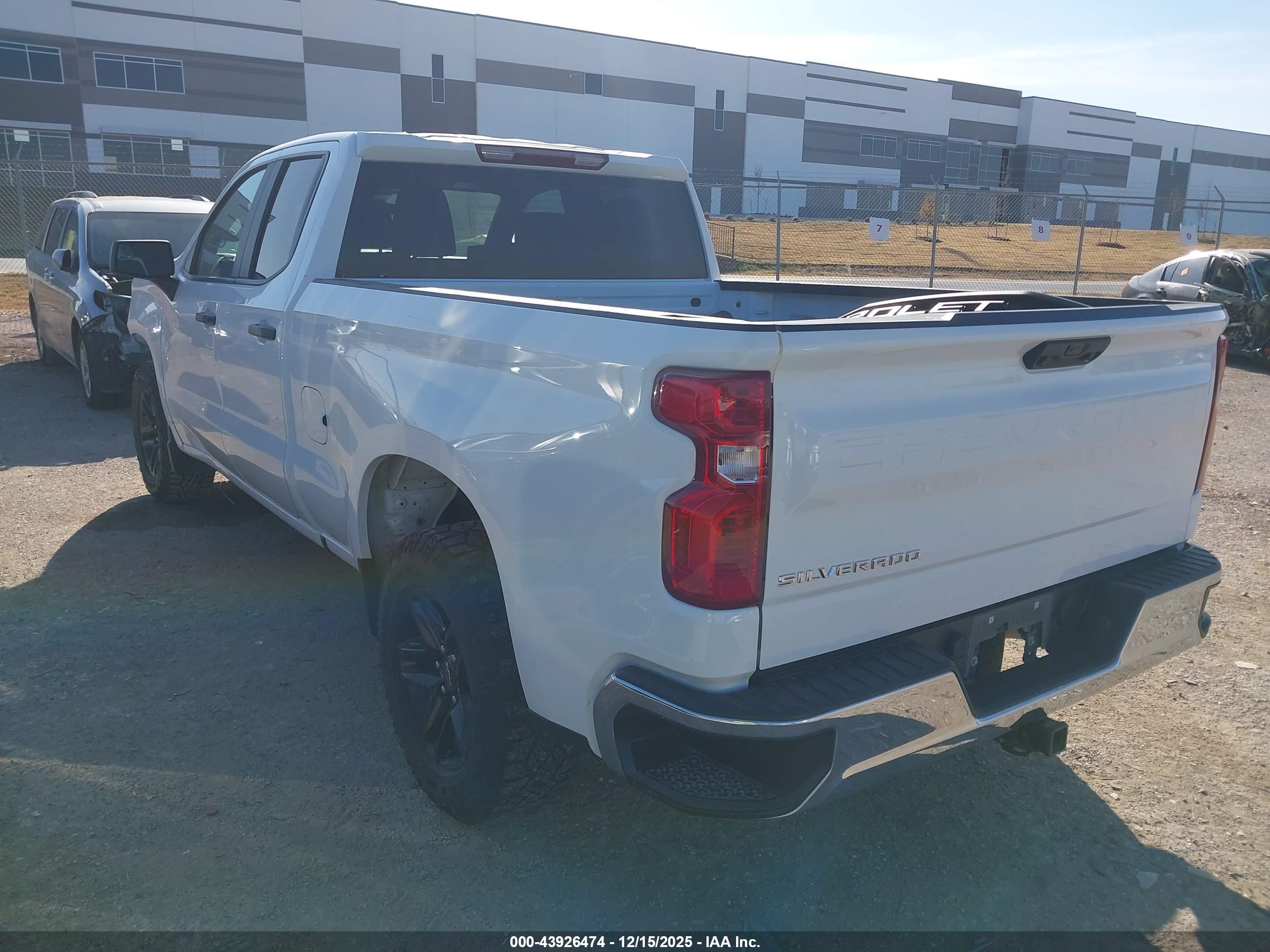 CHEVROLET SILVERADO image 3