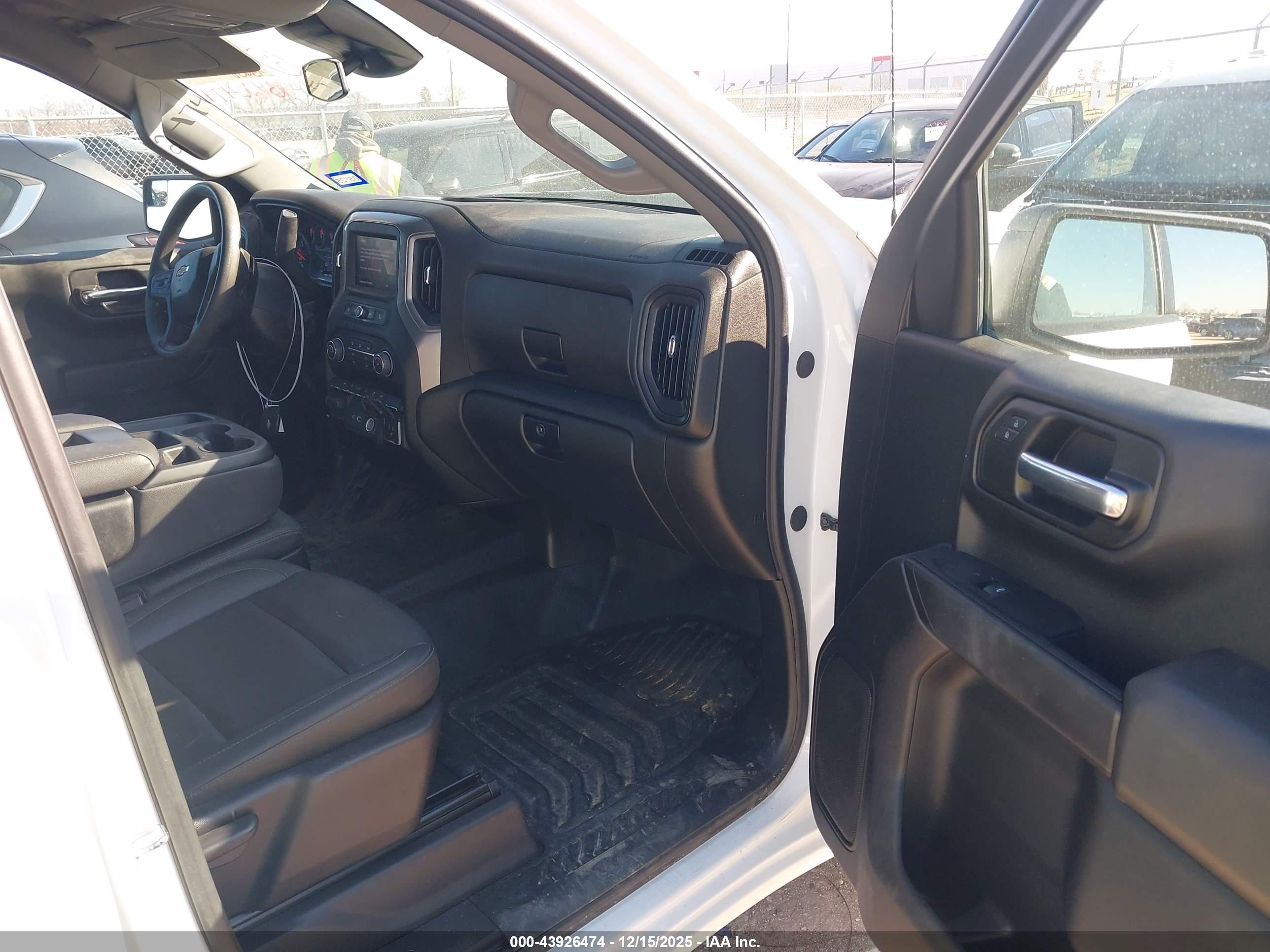 CHEVROLET SILVERADO image 5