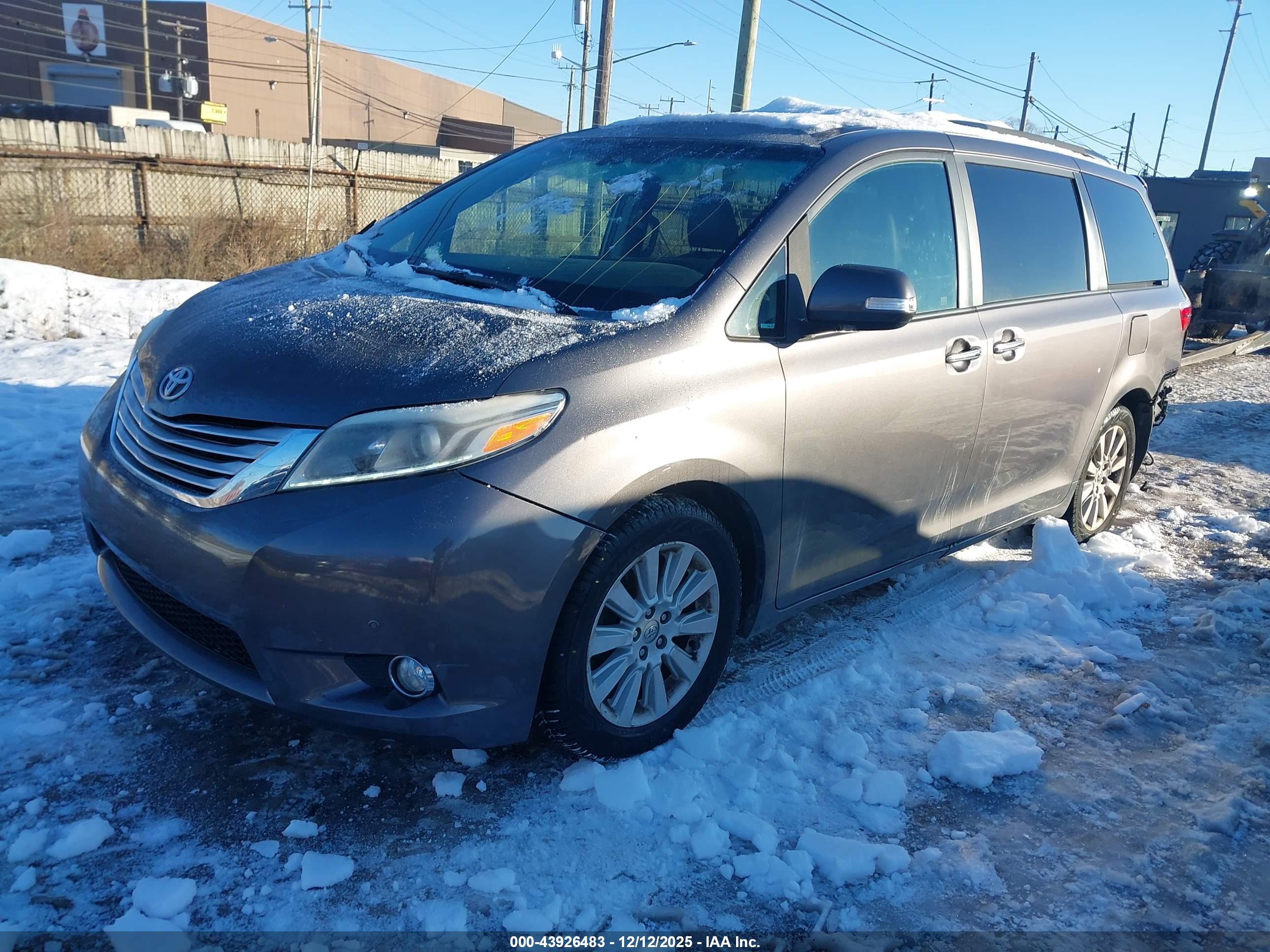 TOYOTA SIENNA image 2